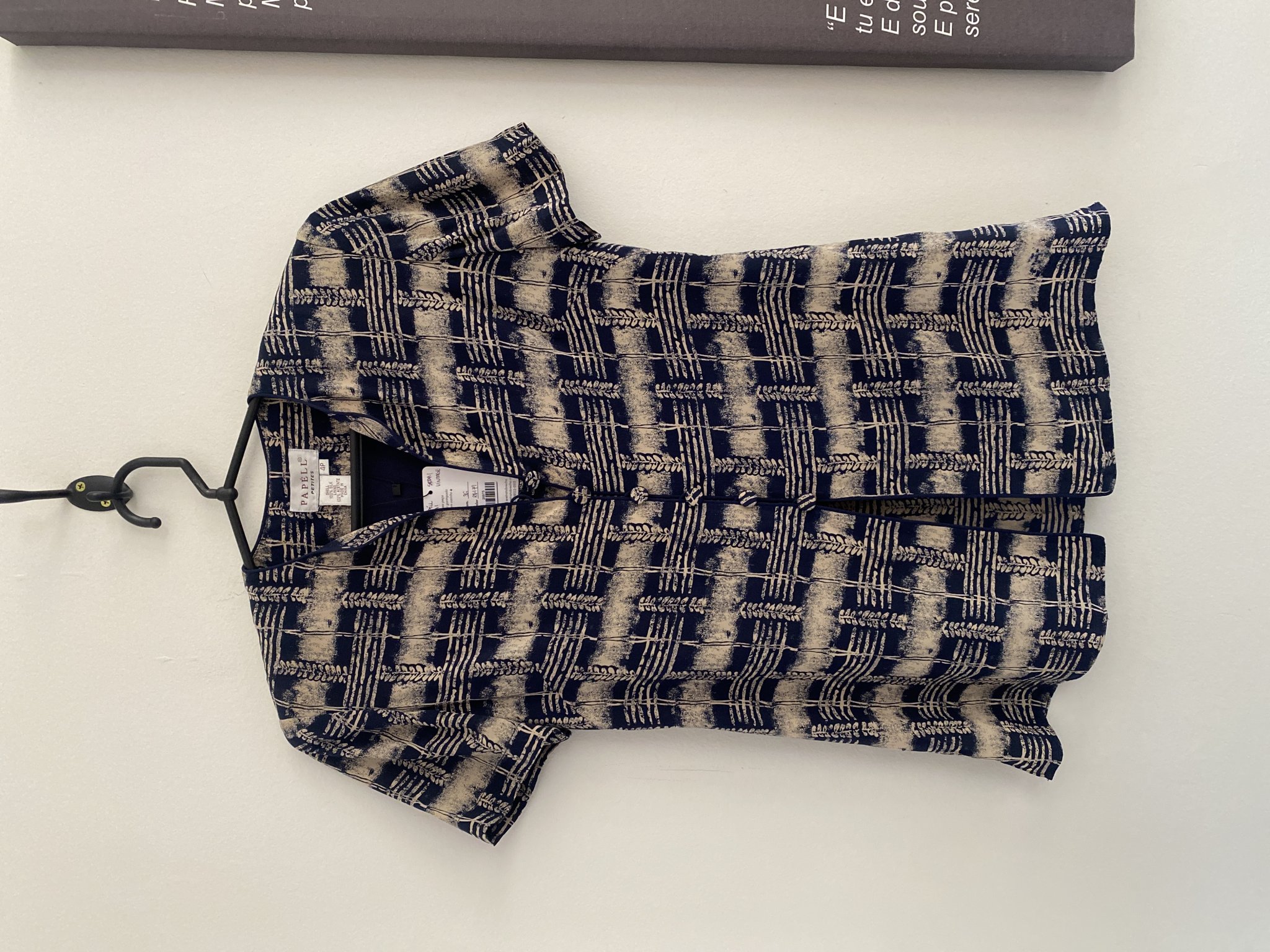 Blusa azul com estampa bege m/curta Papéll de seda vintage - 36
