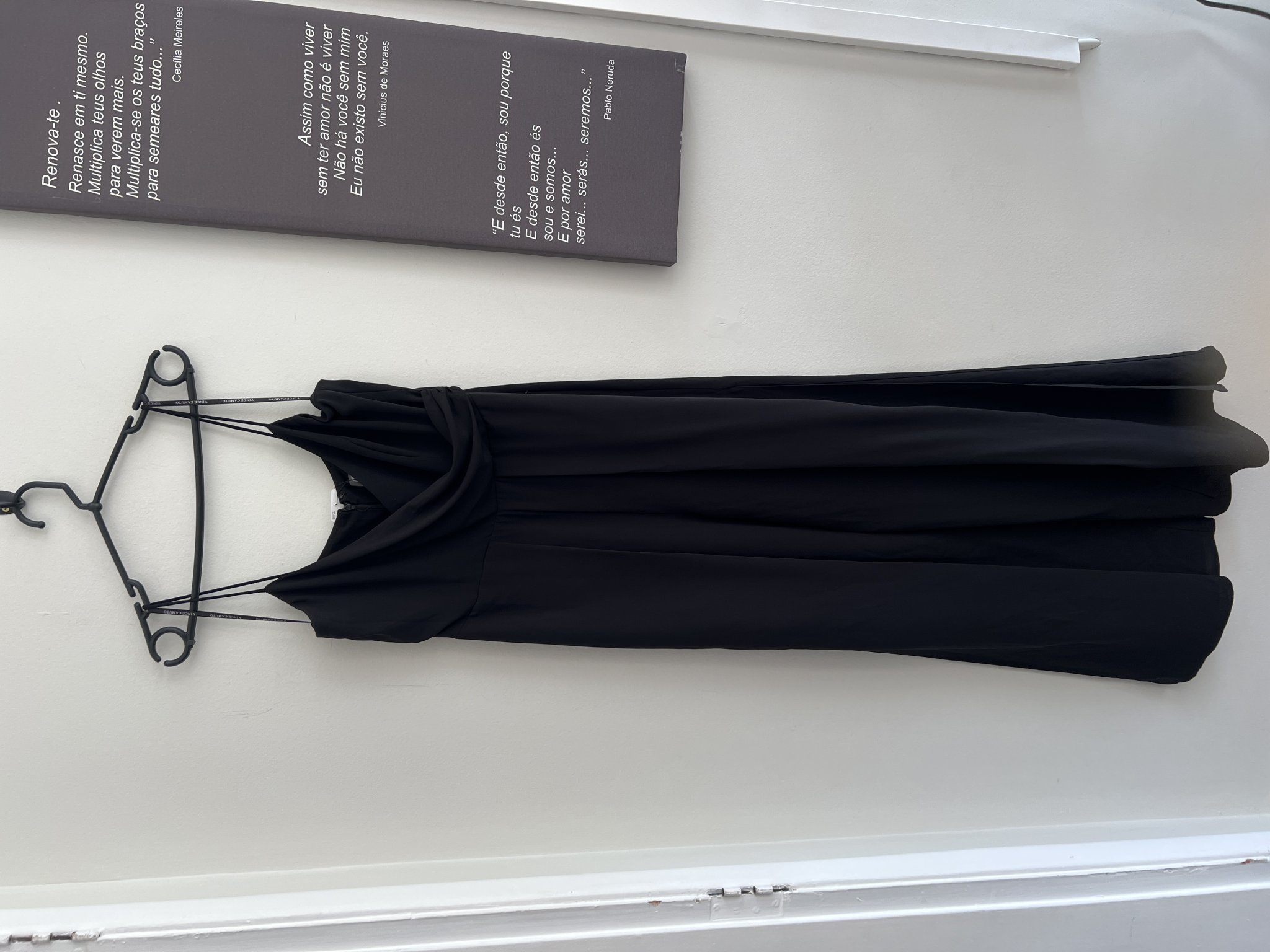 Macacão longo preto de alçinha e decote v Vince Camuto - 38/40