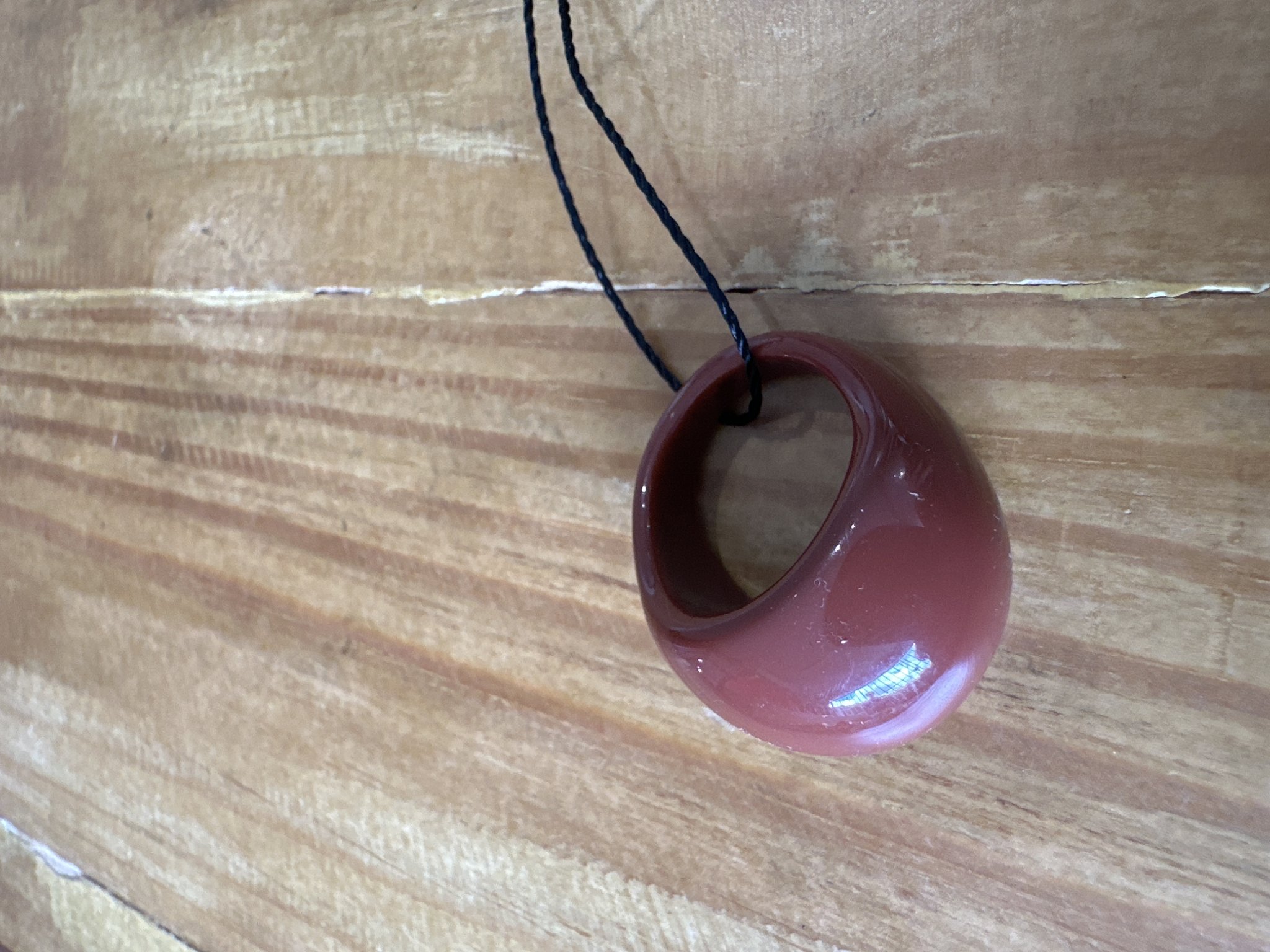Anel marrom oval de acriclico