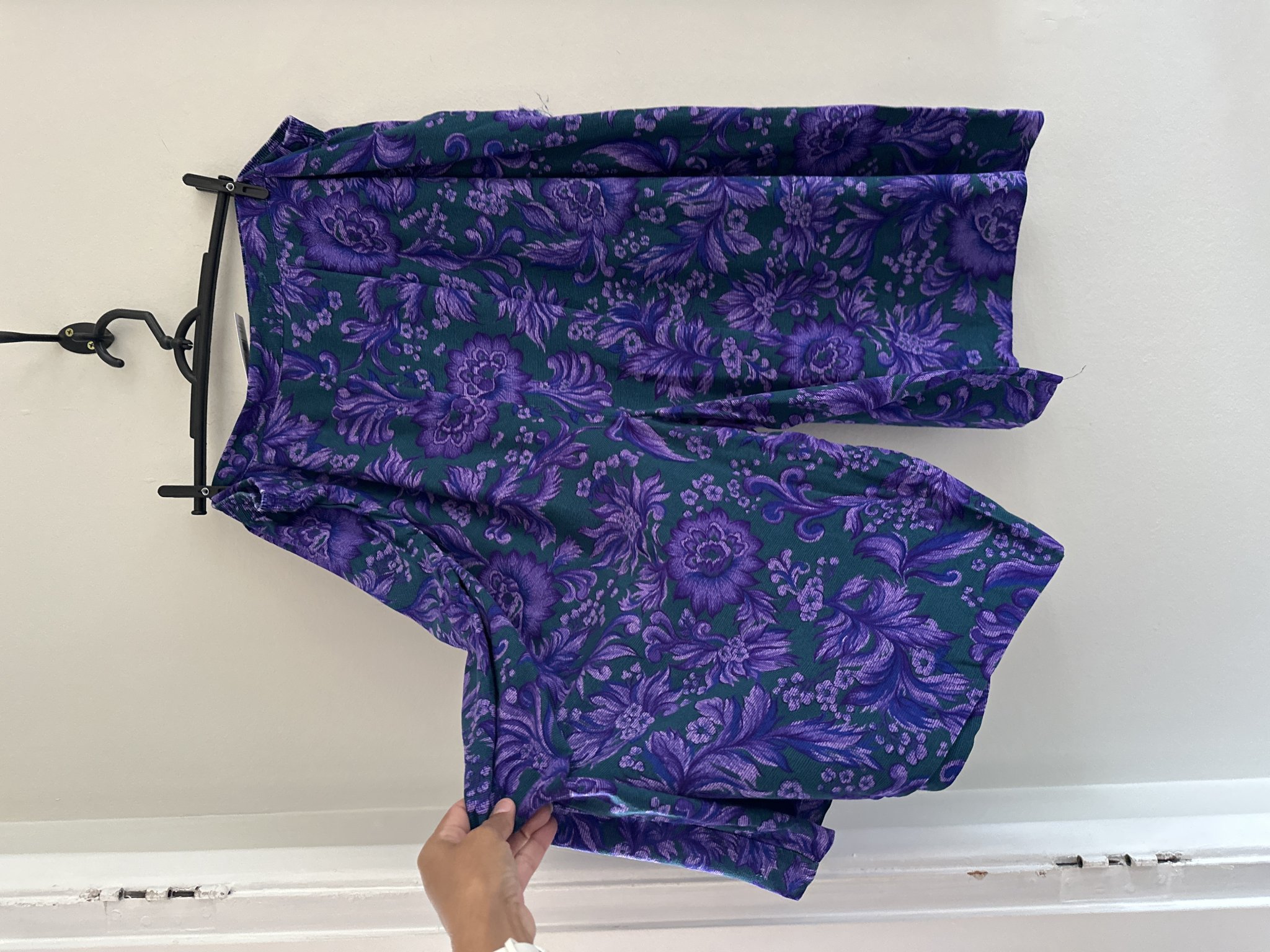 Calça pantacourt verde c/estampa floral roxa de cintura regulavel Blair - G2
