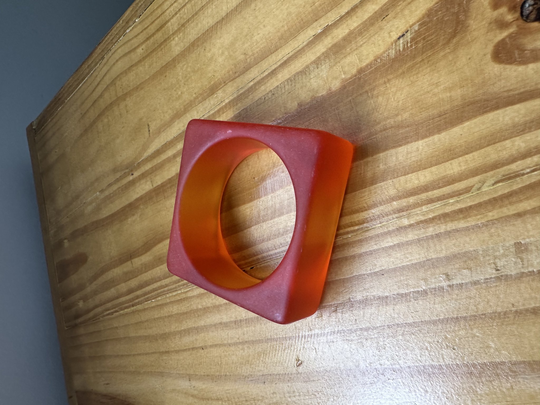 Pulseira laranja quadrada de acrilico Sônia