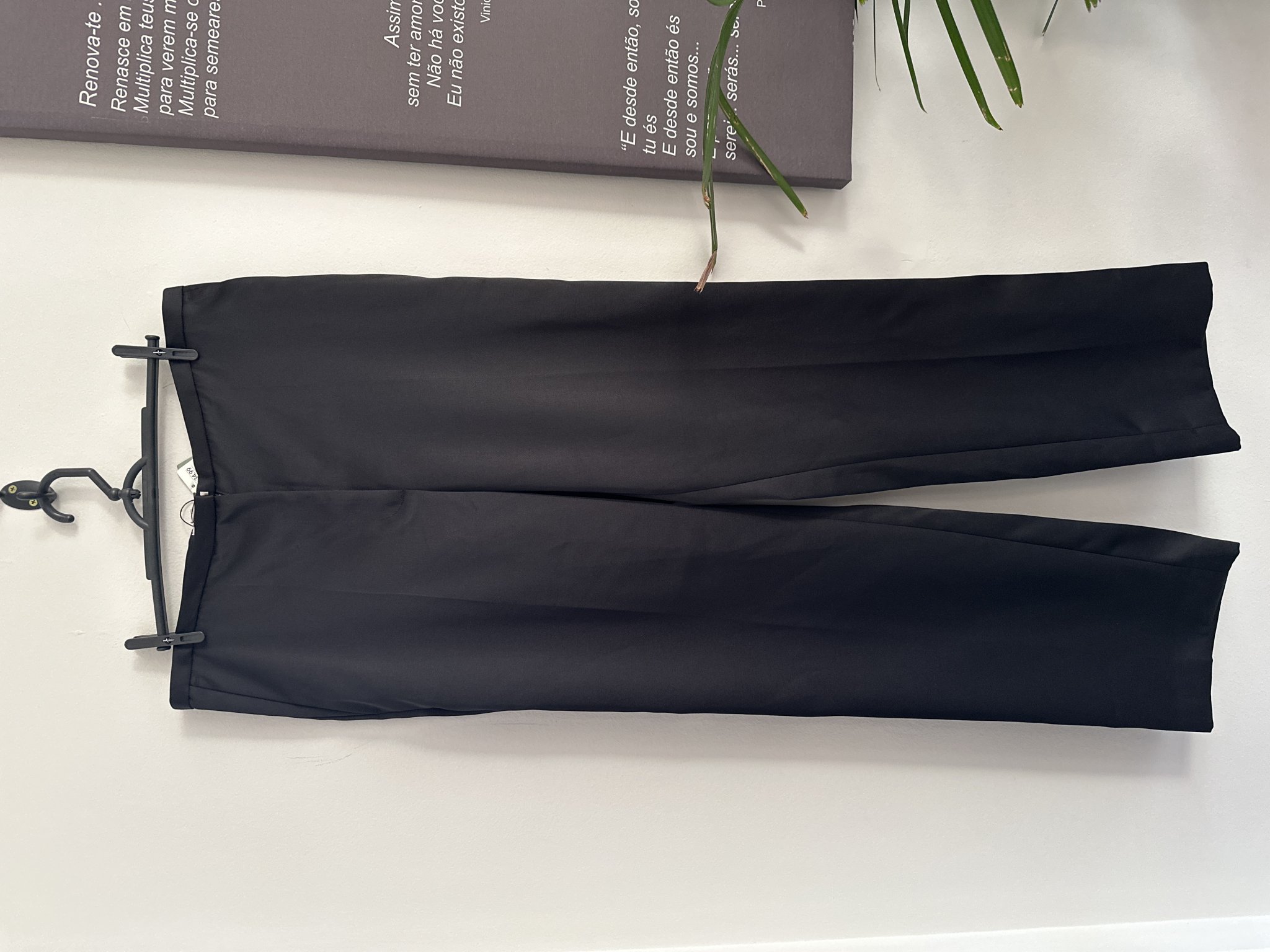 Calça social reta preta H&M de cetim -  40/42