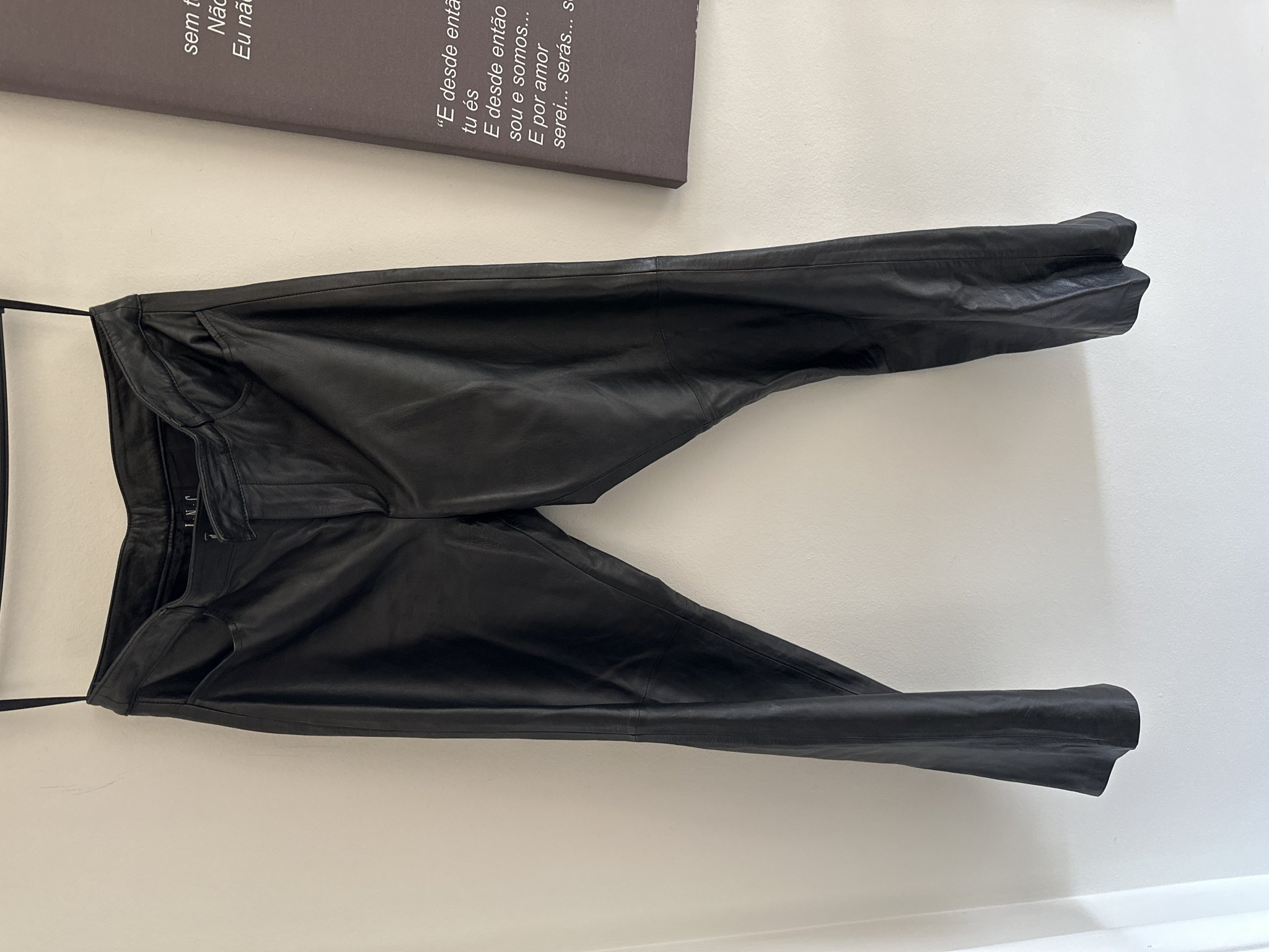 Calça reta preta de couro NIC - 40