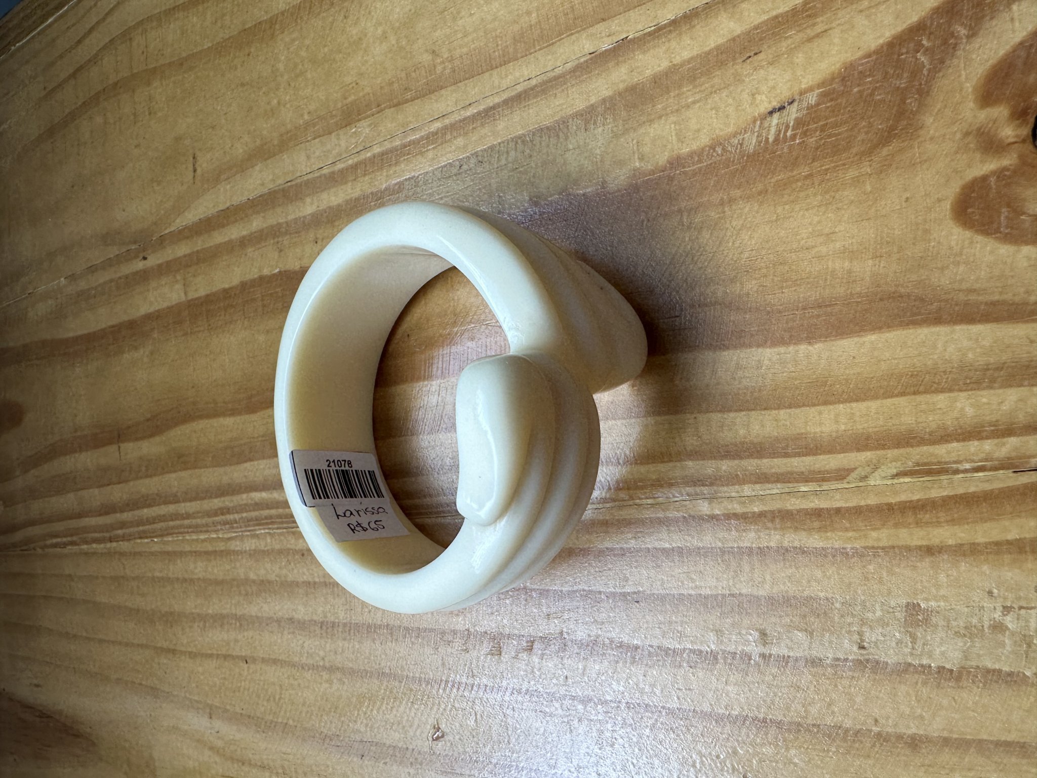 Pulseira creme acrilico rendondo de 3 camadas Larissa