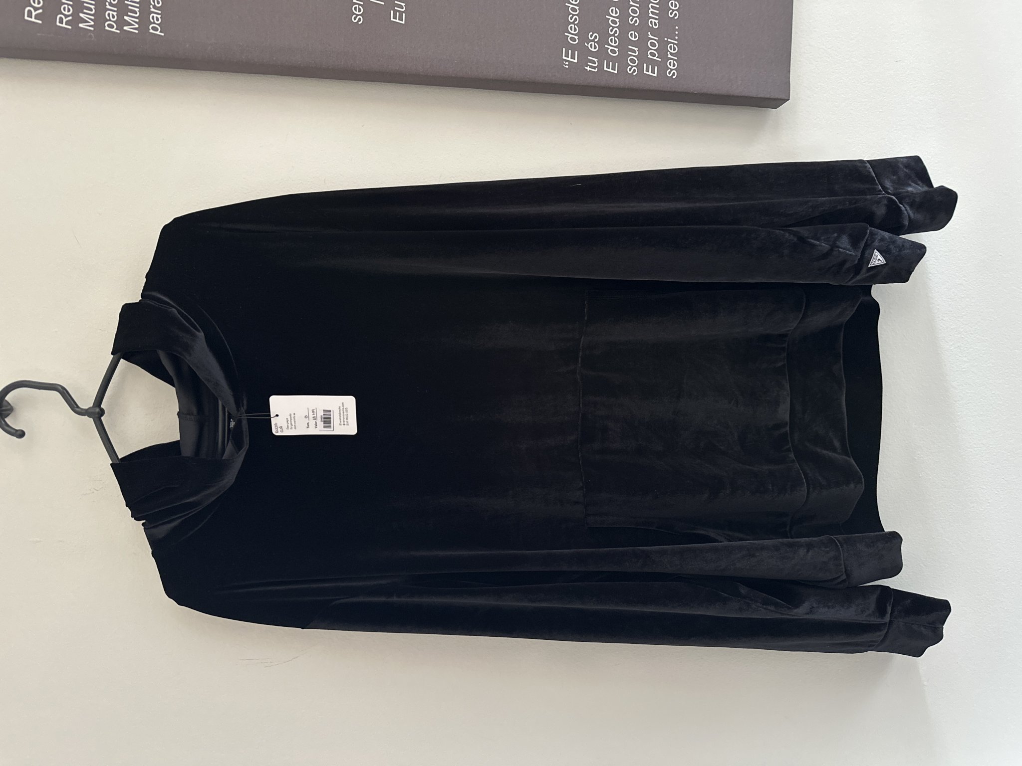 Blusa preta m/longa e c/capuz Guess de veludo molhado - G