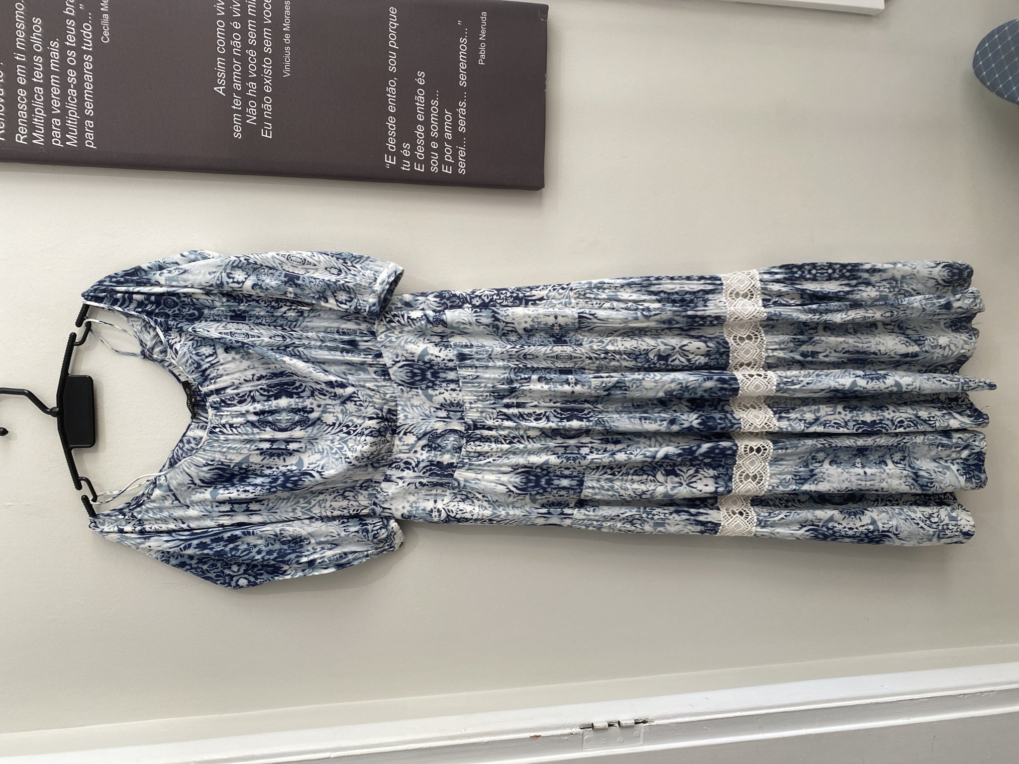 Vestido longo estampa abstrata azul e branco m/longa c/recortes Mob - 36