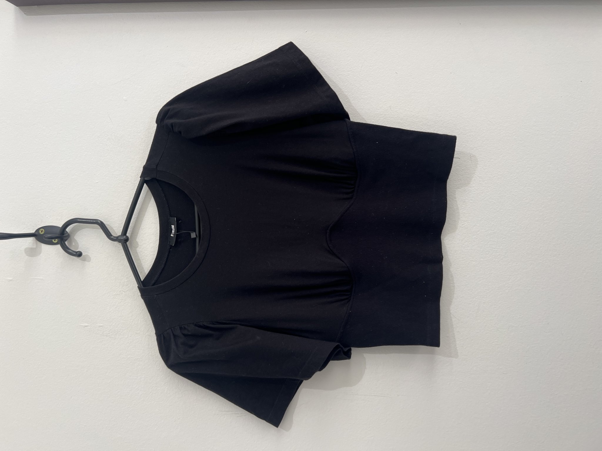 Blusa preta acinturada no cotelê m/curta Forum -