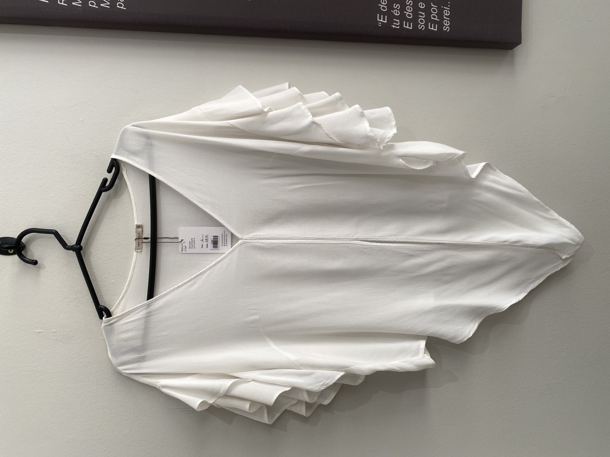 Blusa branca manga sino em camadas de babado decote v e amaração Maria Filo - G