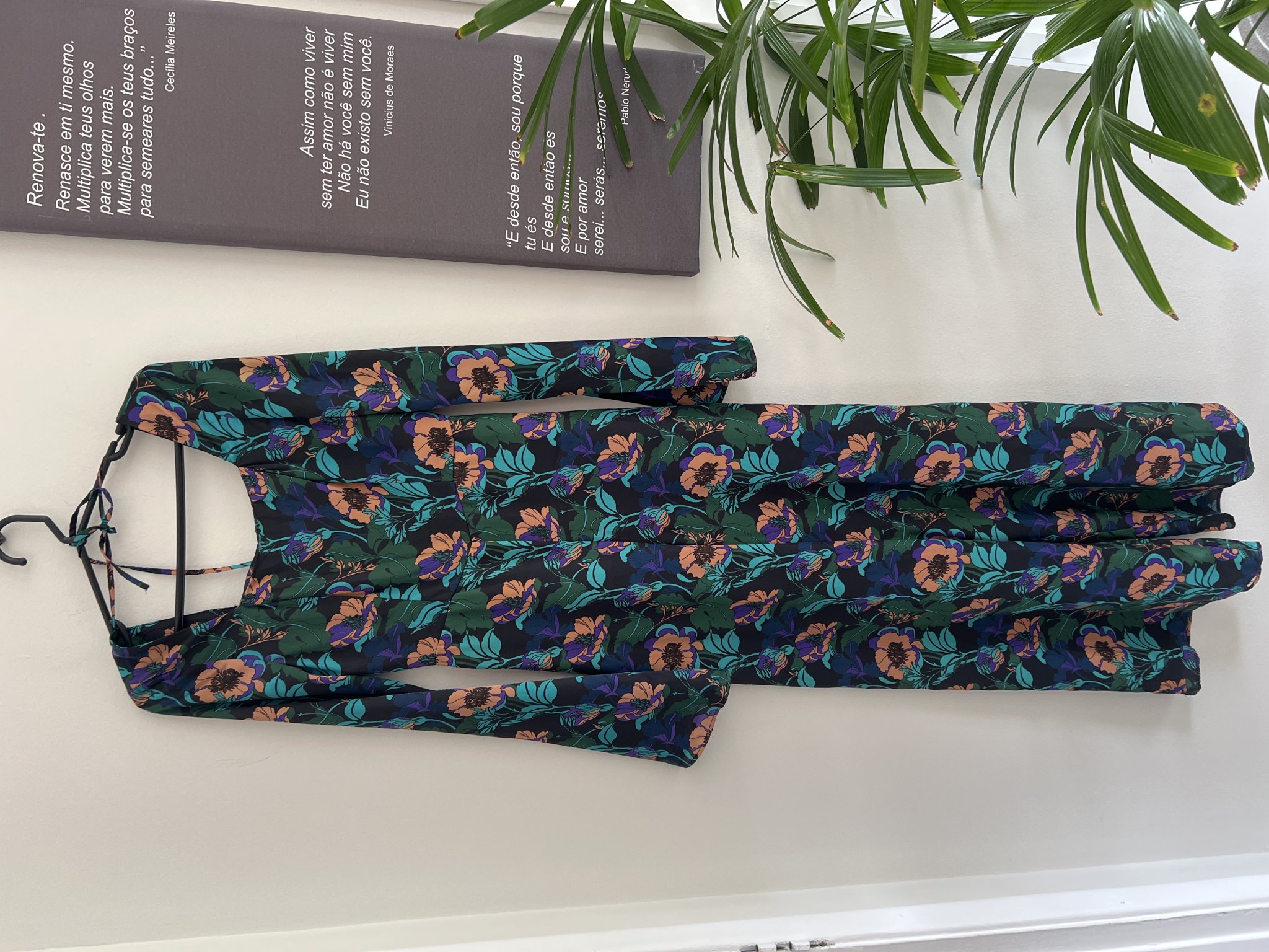 Macacão m/longa floral fundo preto de cetim e decote princesa Topshop