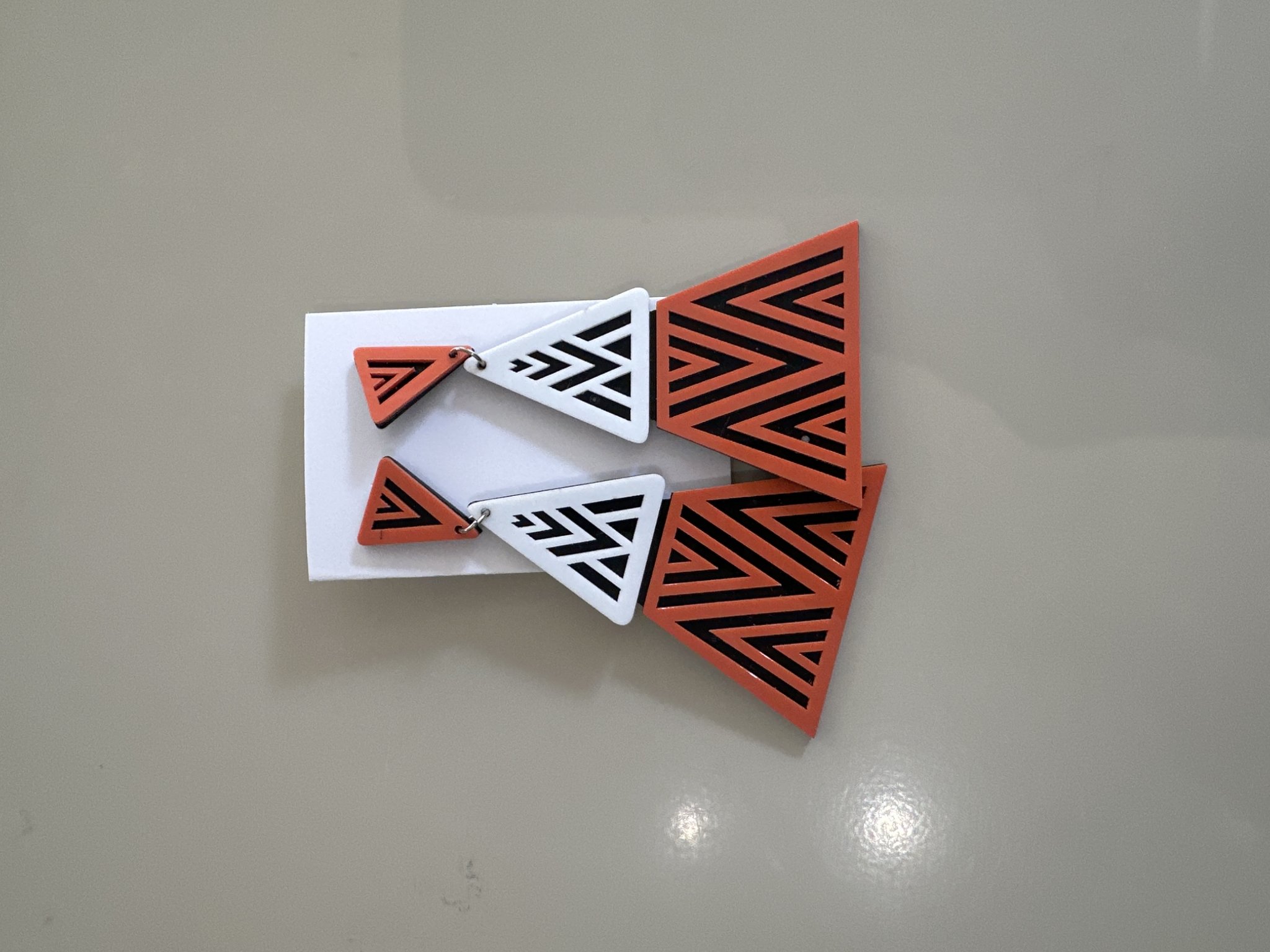 Brinco geometrico laranja/branco Thalita