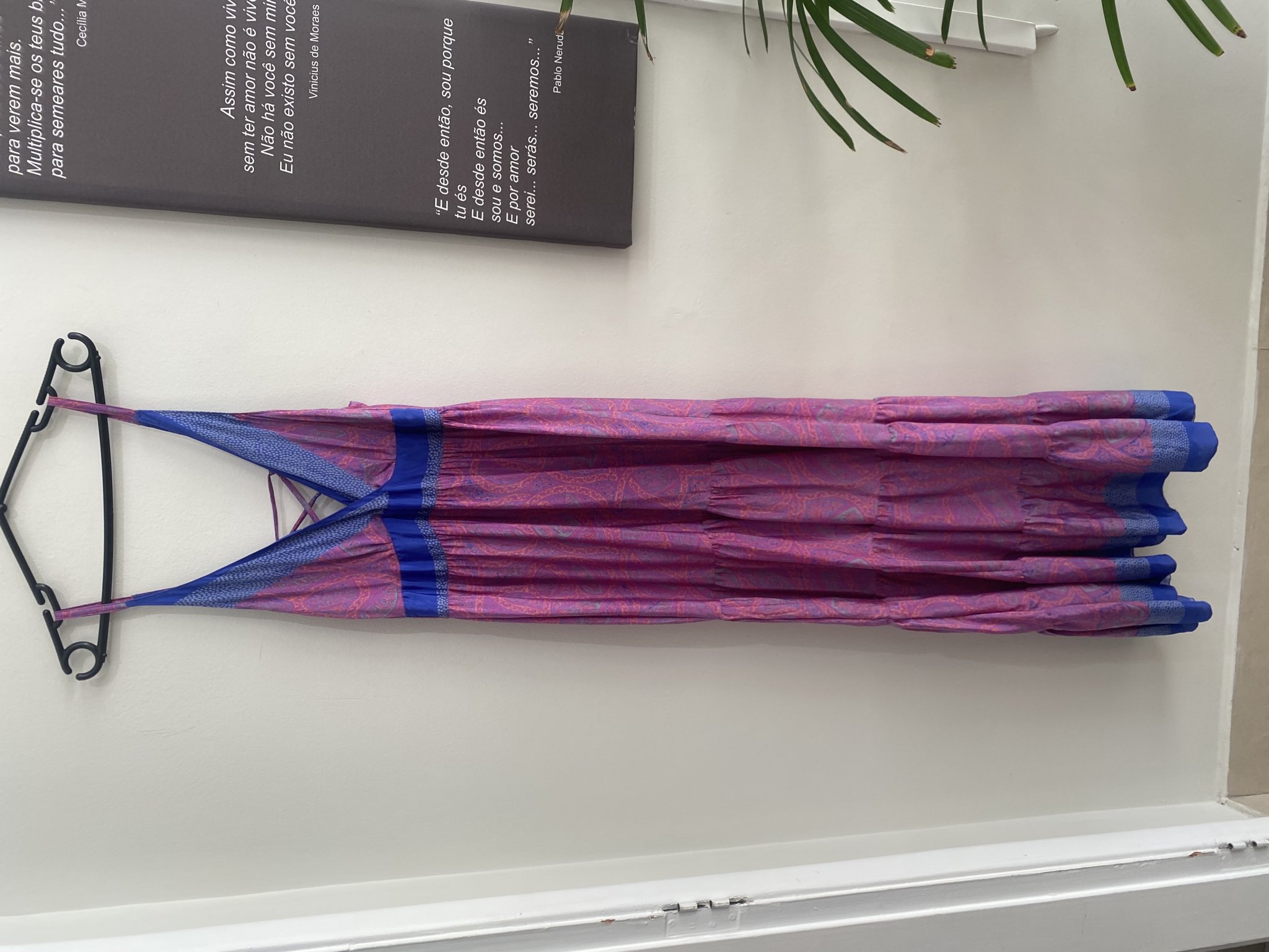 Vestido longo estampa etnica lavanda e azul de alçinha e decote v Palak