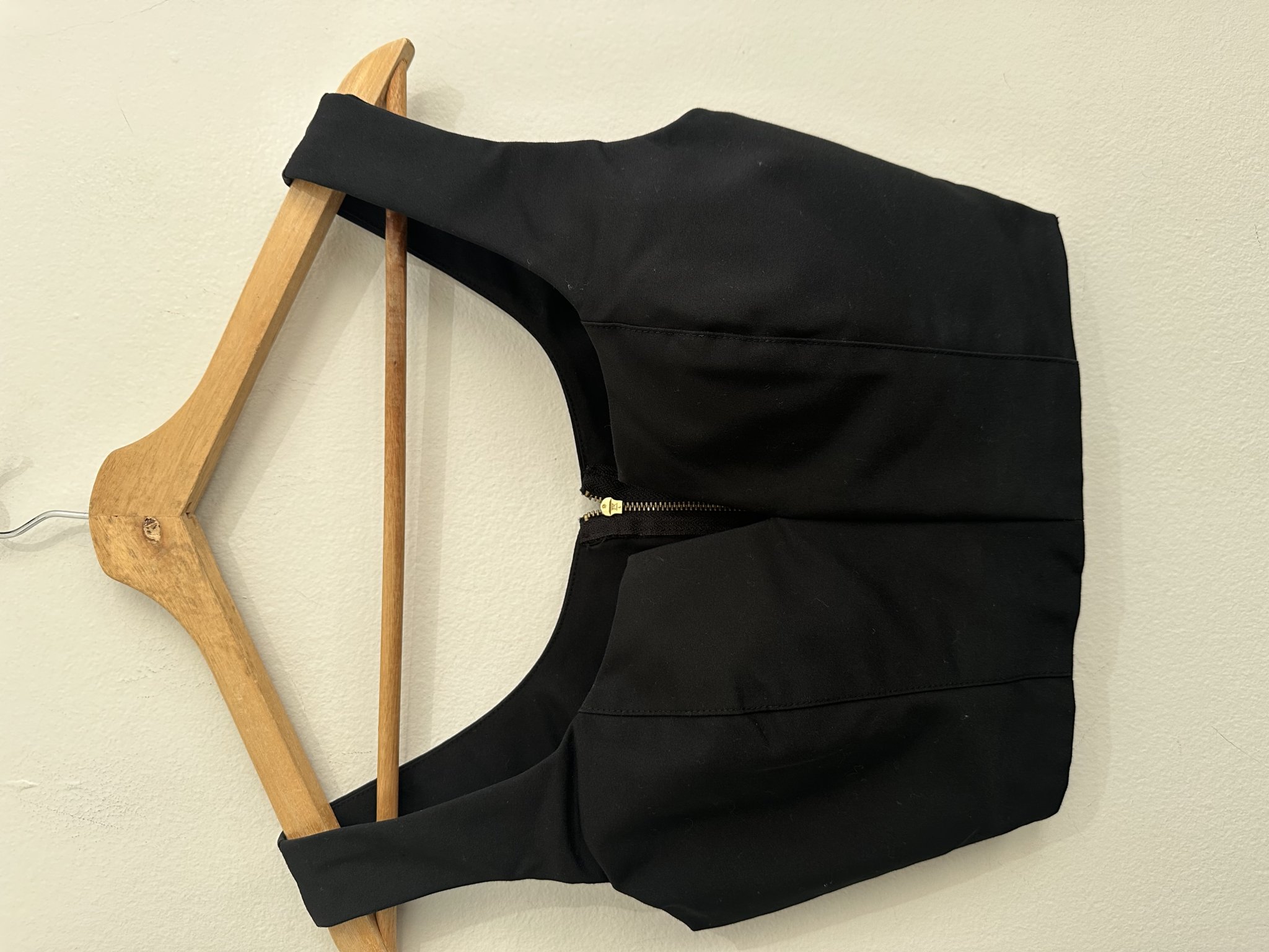 Cropped preto de alça de grossa e fecho em ziper nas costas