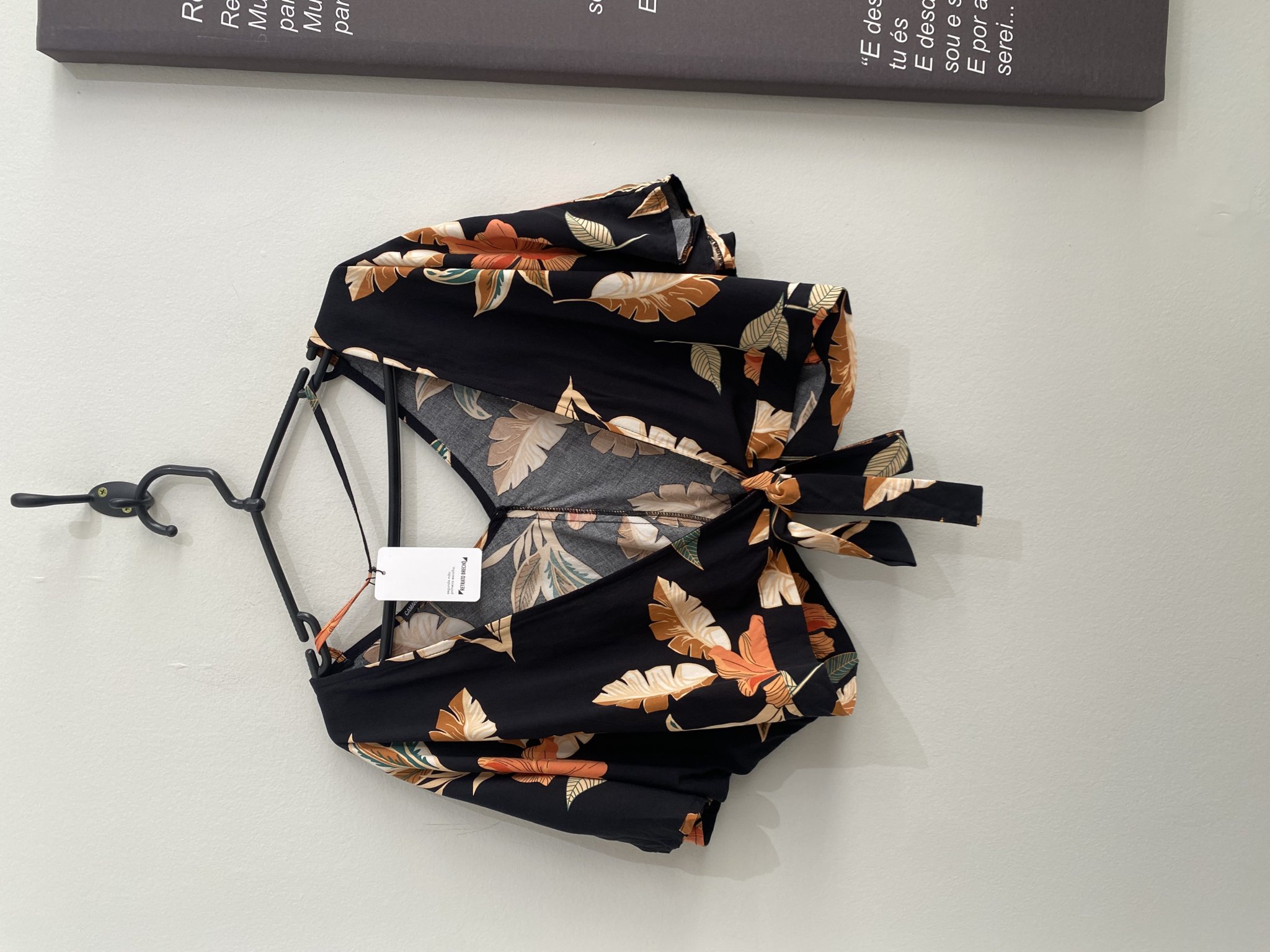 Cropped floral fundo preto Camarim Florido - M