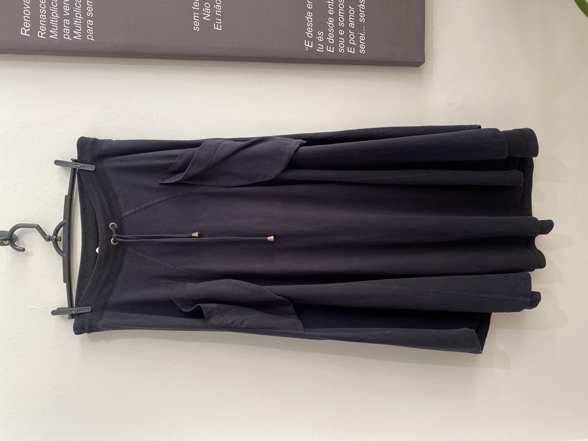 Saia midi cargo preto de cintura regulavel Eco Friendly - U