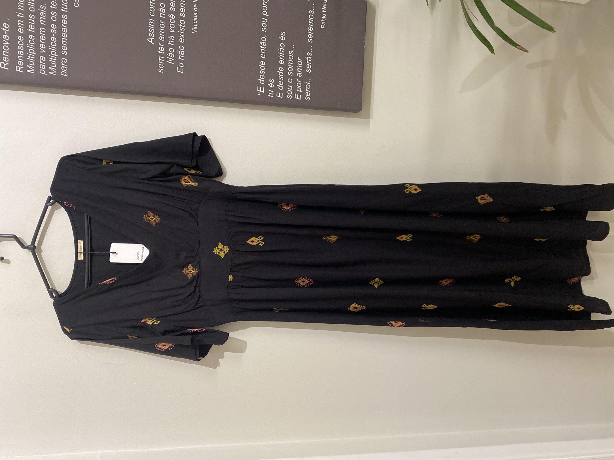 Vestido longo preto com bordados marrom m/curta Marfinno - P
