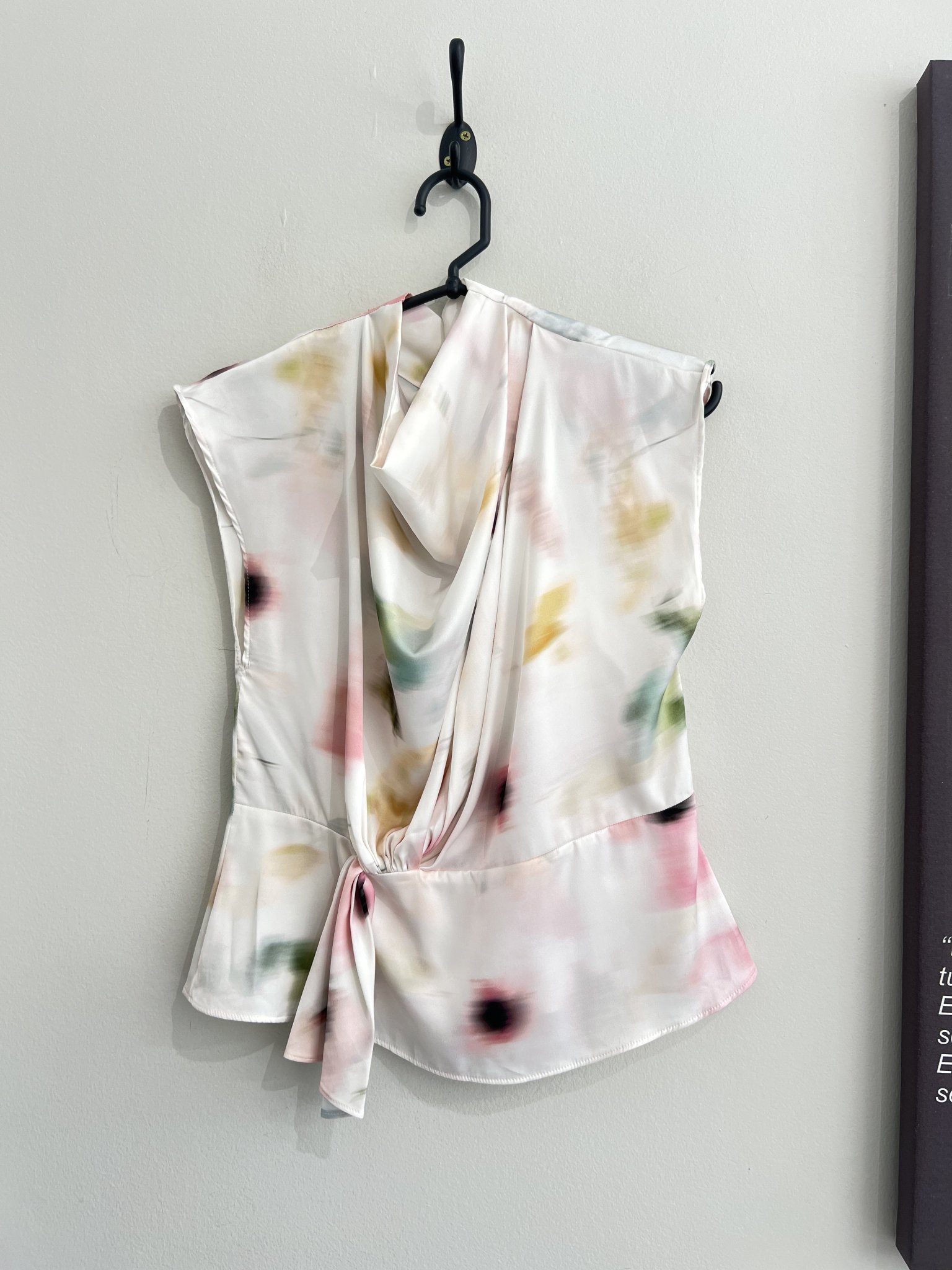 Blusa estampa abstrata colorida acetinada m/curta Cortelle - M