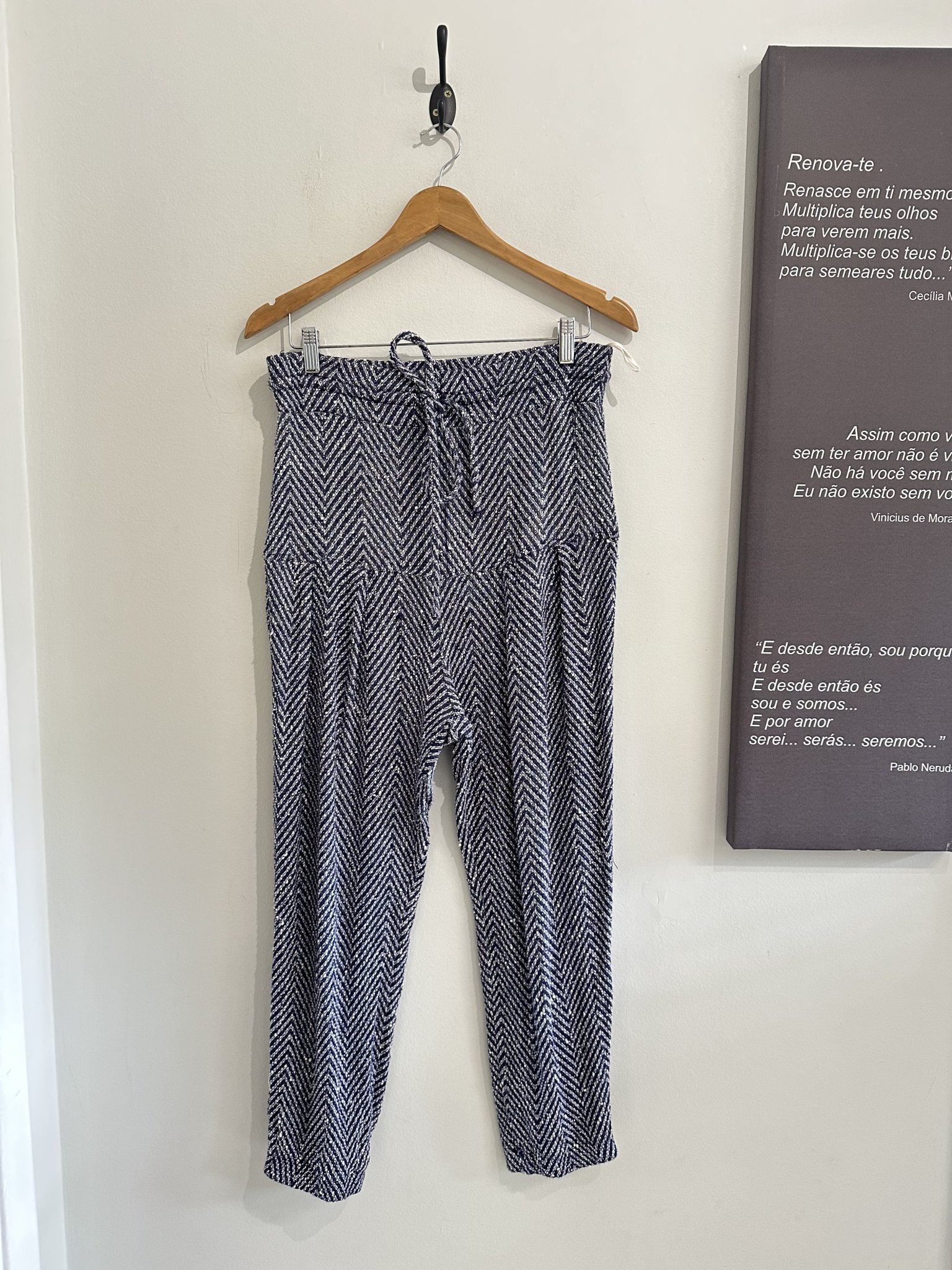 Calça rajada azul e branco de tricot cintura regulavel Gaya - G