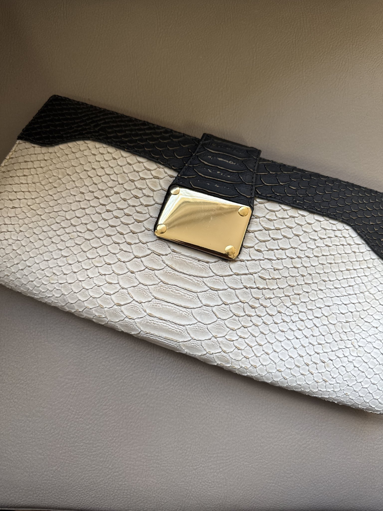 Bolsa carteira P&B de couro Divina Pele