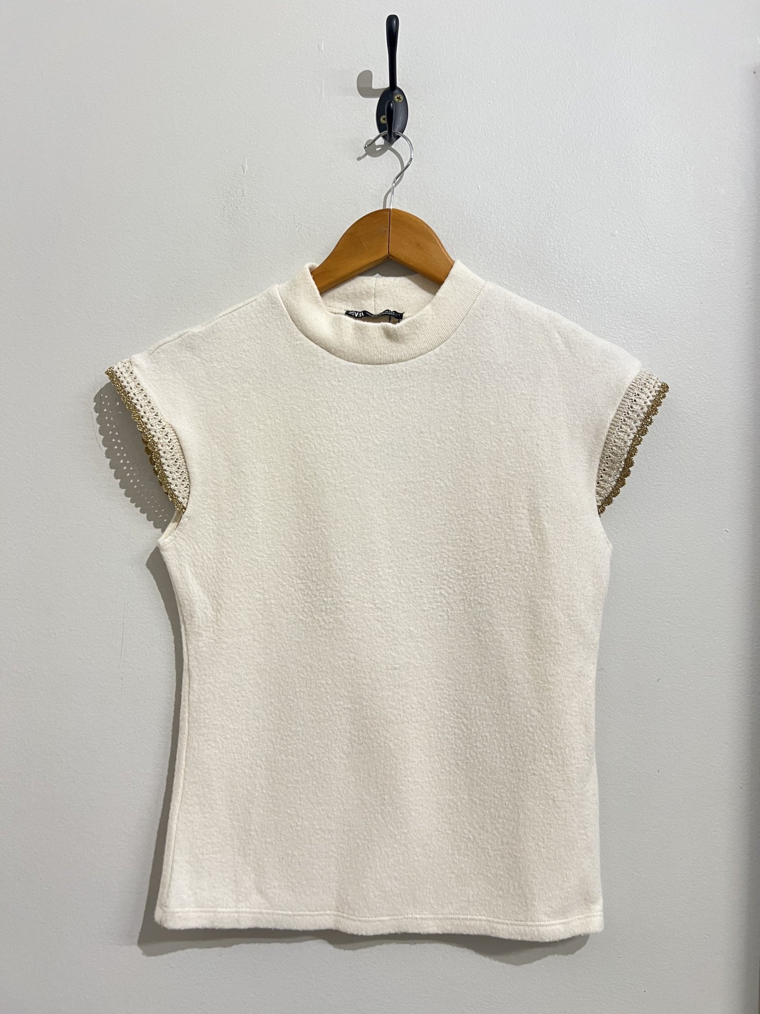 Blusa off white m/curta sino c/bordados Zara - M