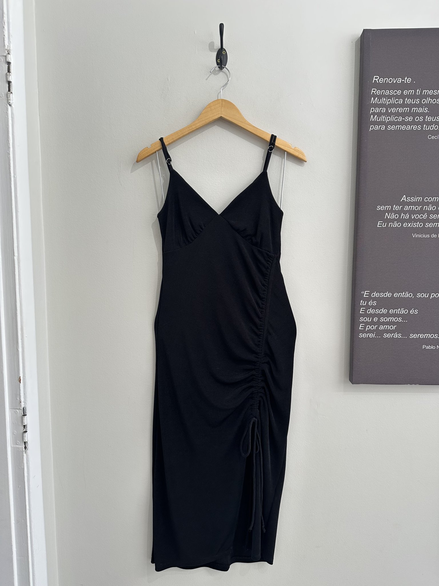 Vestido longo preto de alçinha e fenda franzida lurex brilhoso Clock House - P