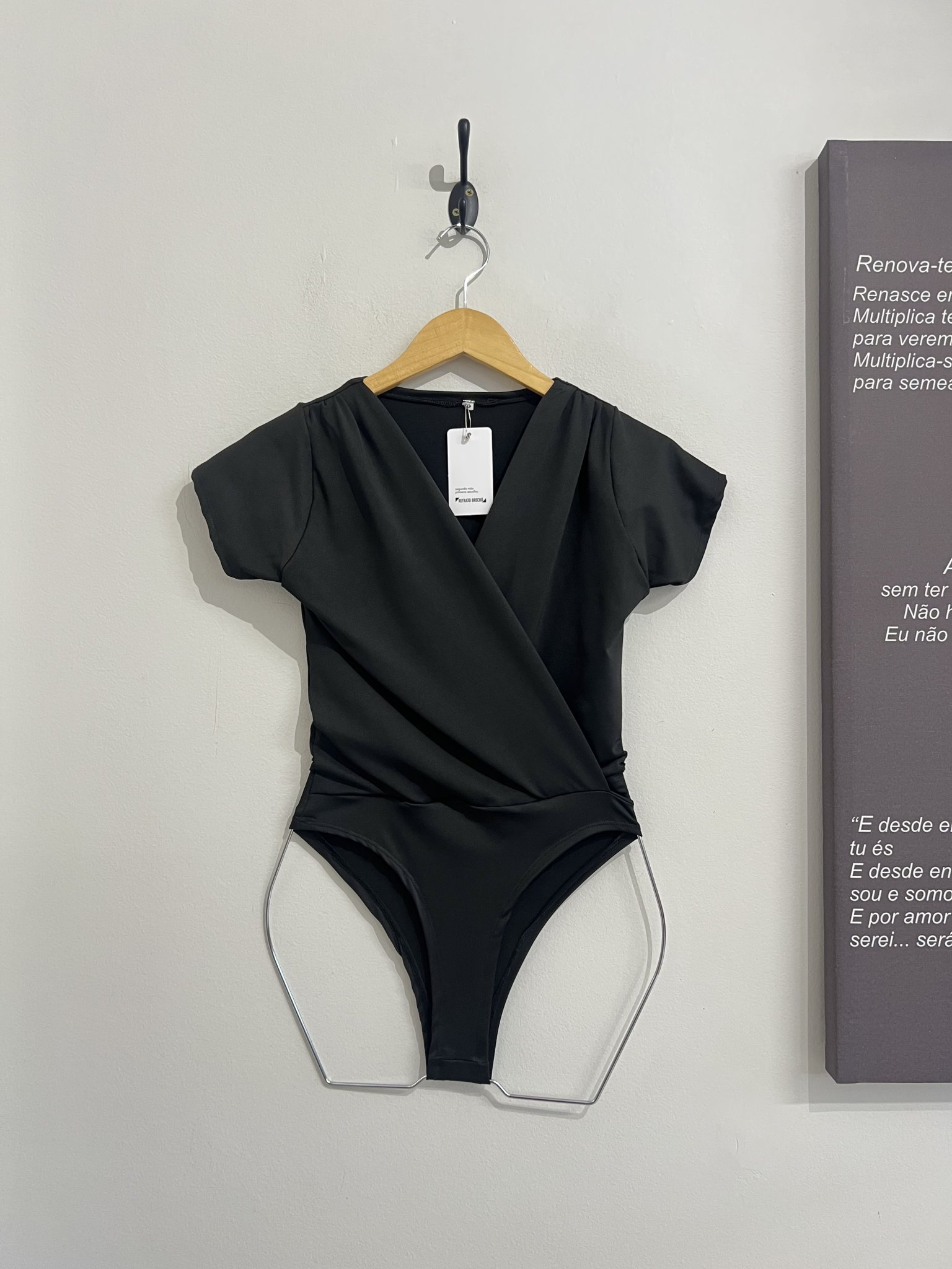 Body preto de malha m/curta de decote v s/marca - P/M