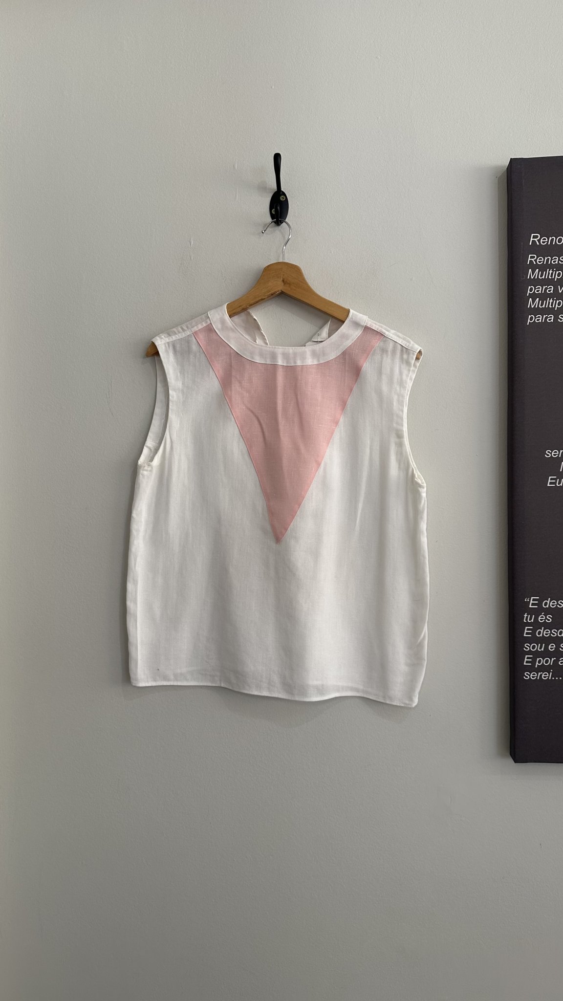 Blusa branca com triagula rosa na freten s/manga de linho s/marca - P