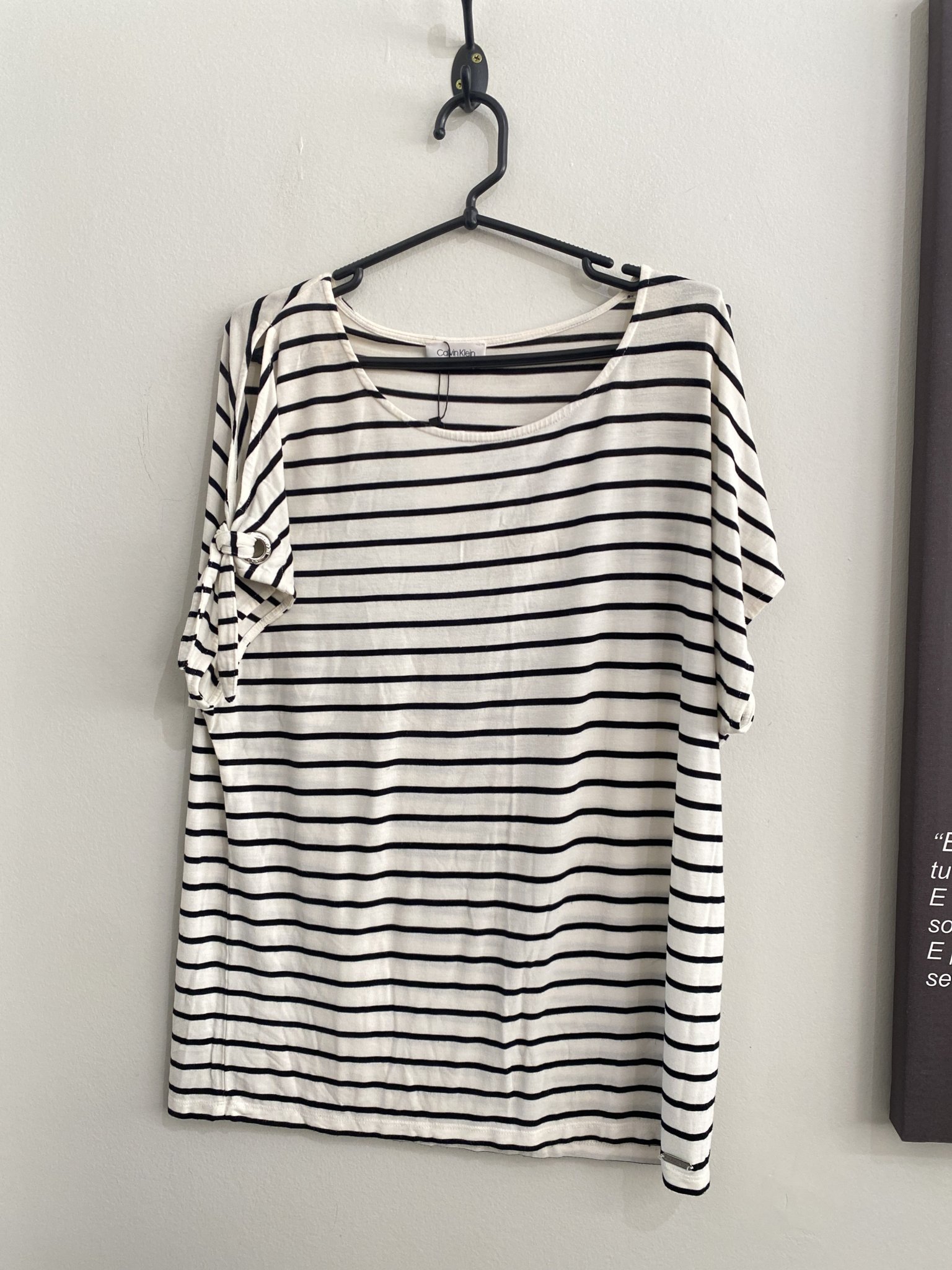 Blusa listrada P&B m/curta c/recortes Calvin Klein - M