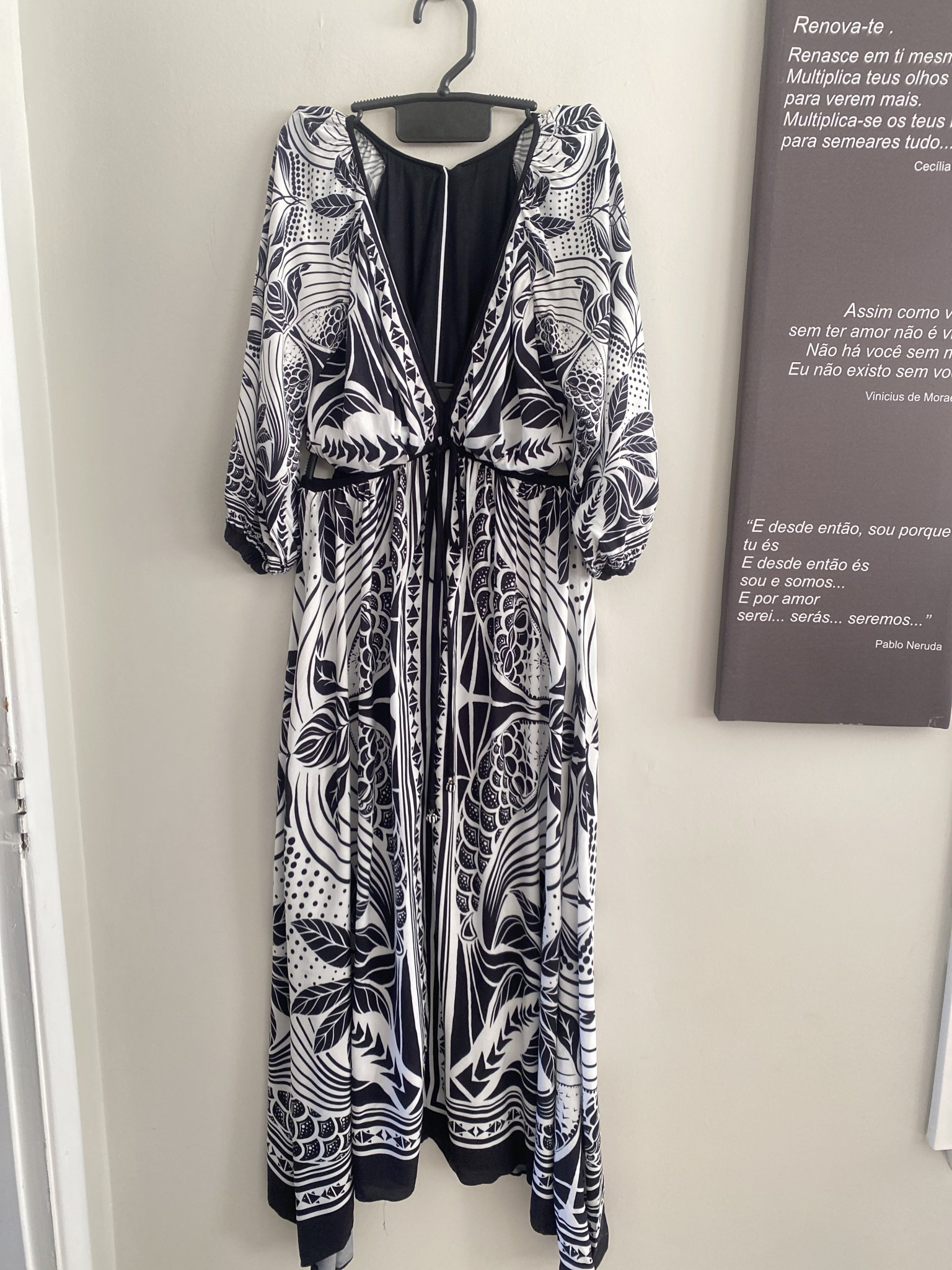 Vestido longo P&M mix de estampas c/recortes na cintura decote v m/longa bufante Farm - P