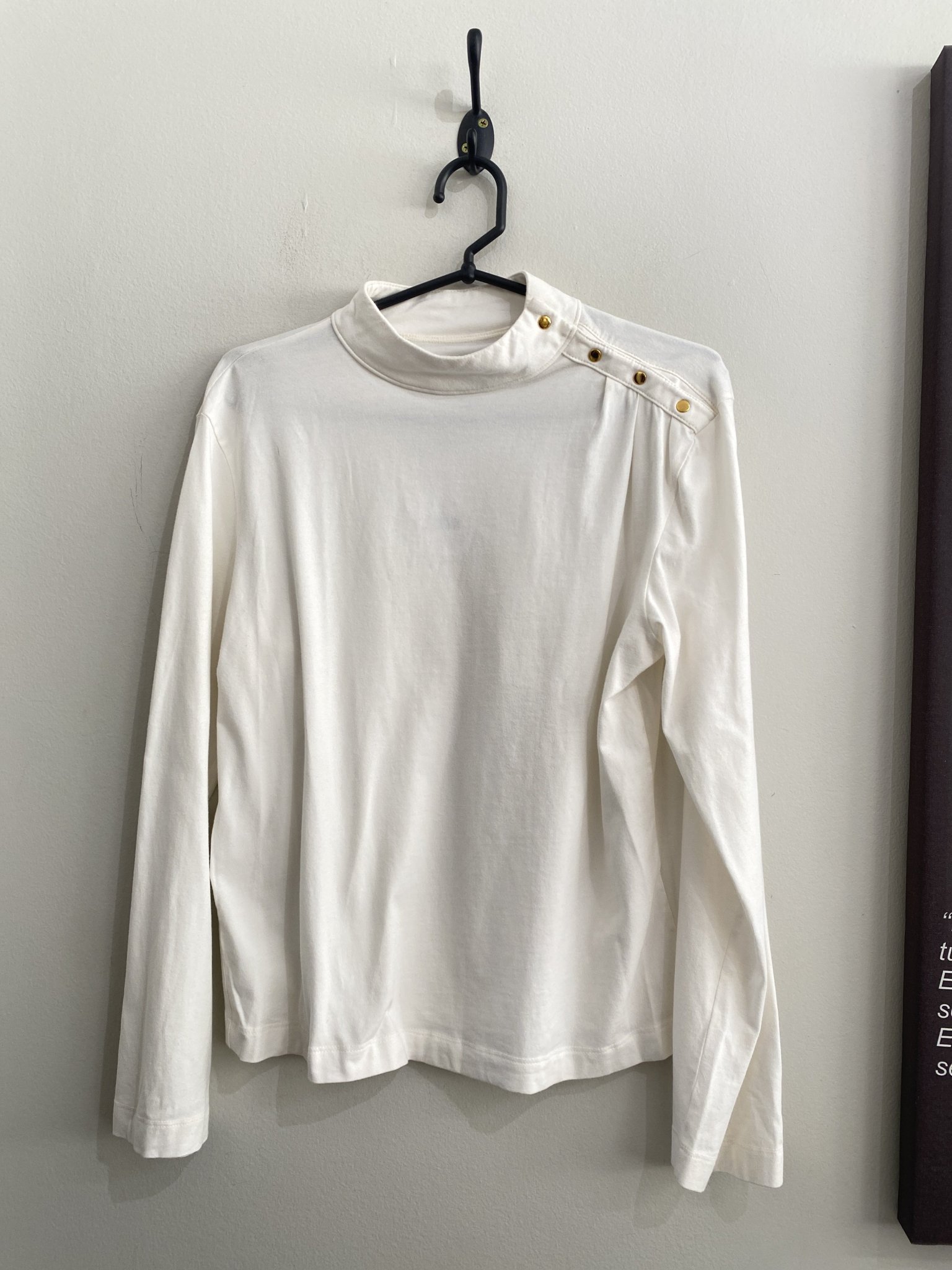 Blusa branca m/longa com botões dourados Laccord - M