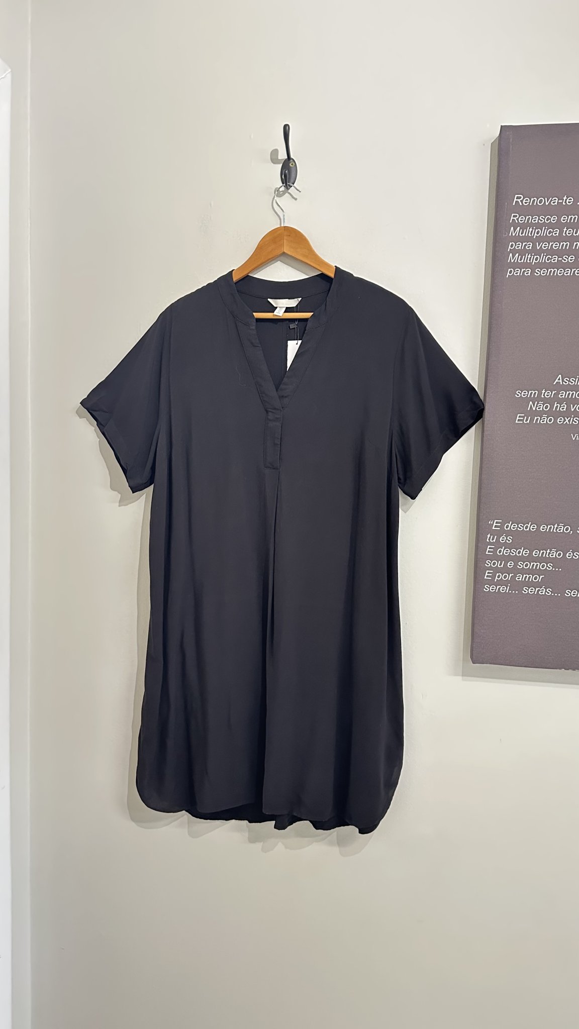Vestido preto m/curta e decote v de viscose H&M - M