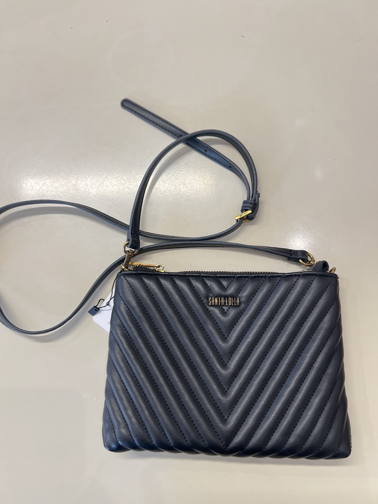 Bolsa tiracolo preta texturizada Santa Lolla