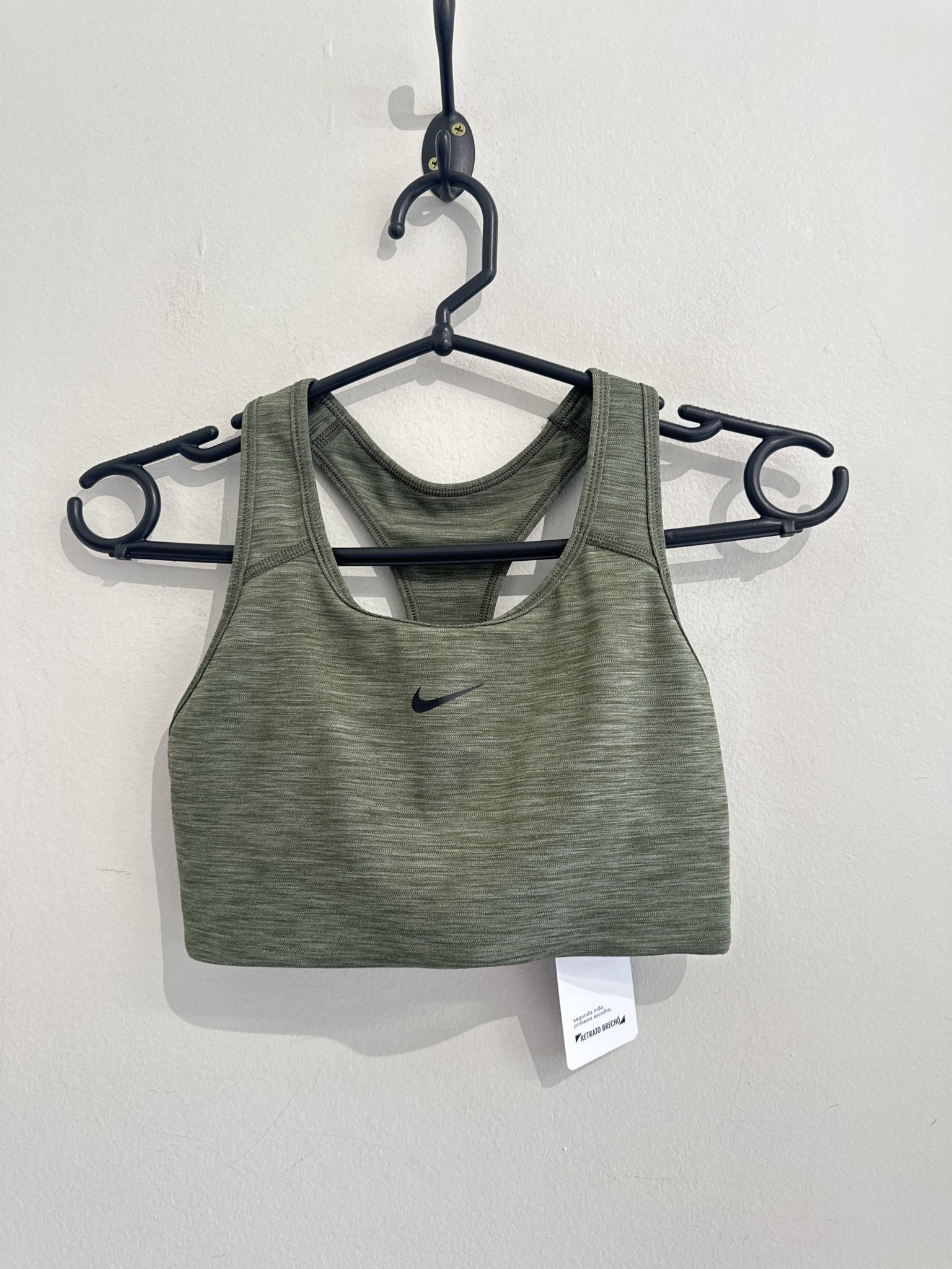 Top esportivo verde rajado Nike - M