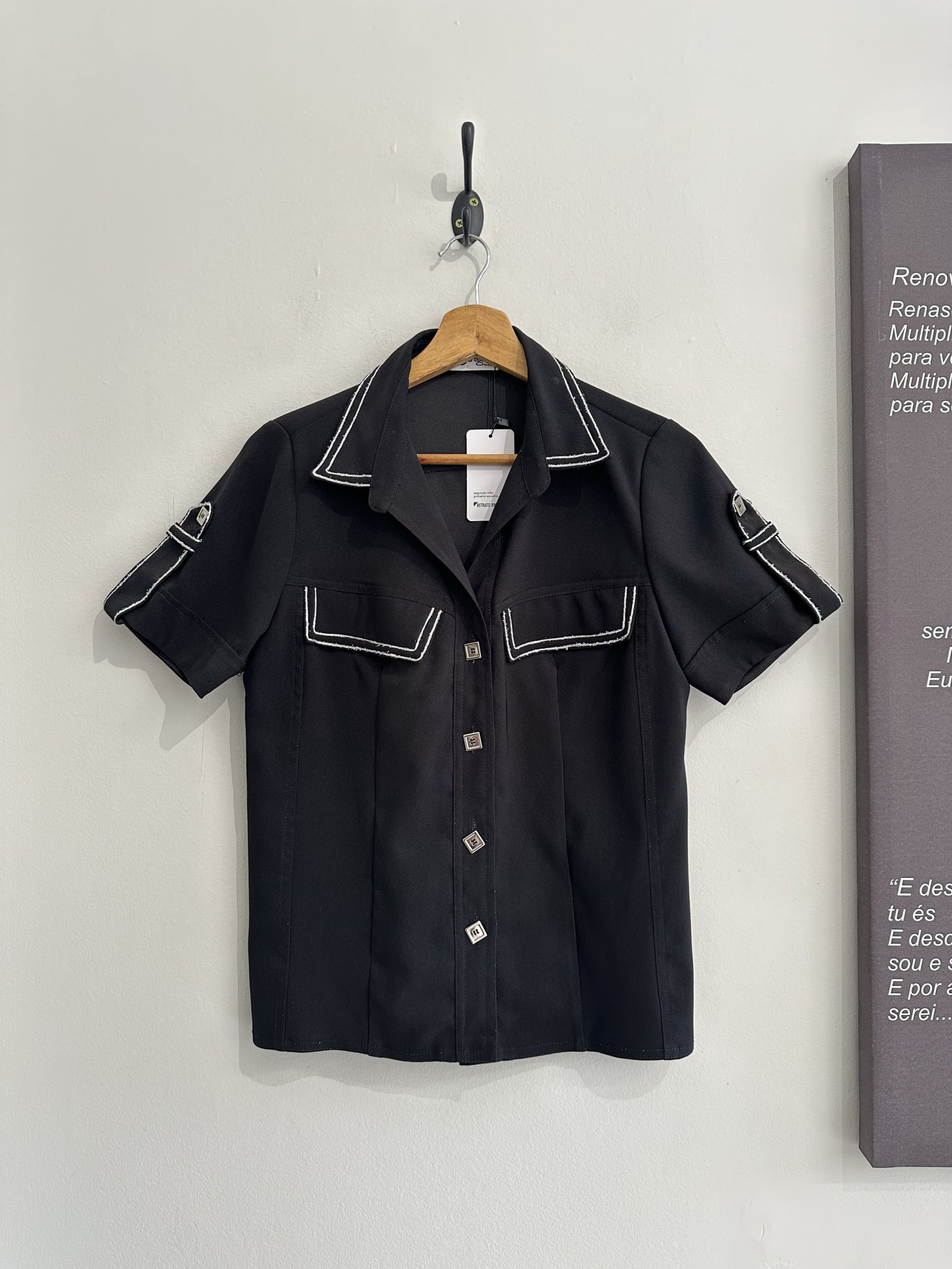 Camisa preta m/curta com linhas prata brilhosa Strige - 40