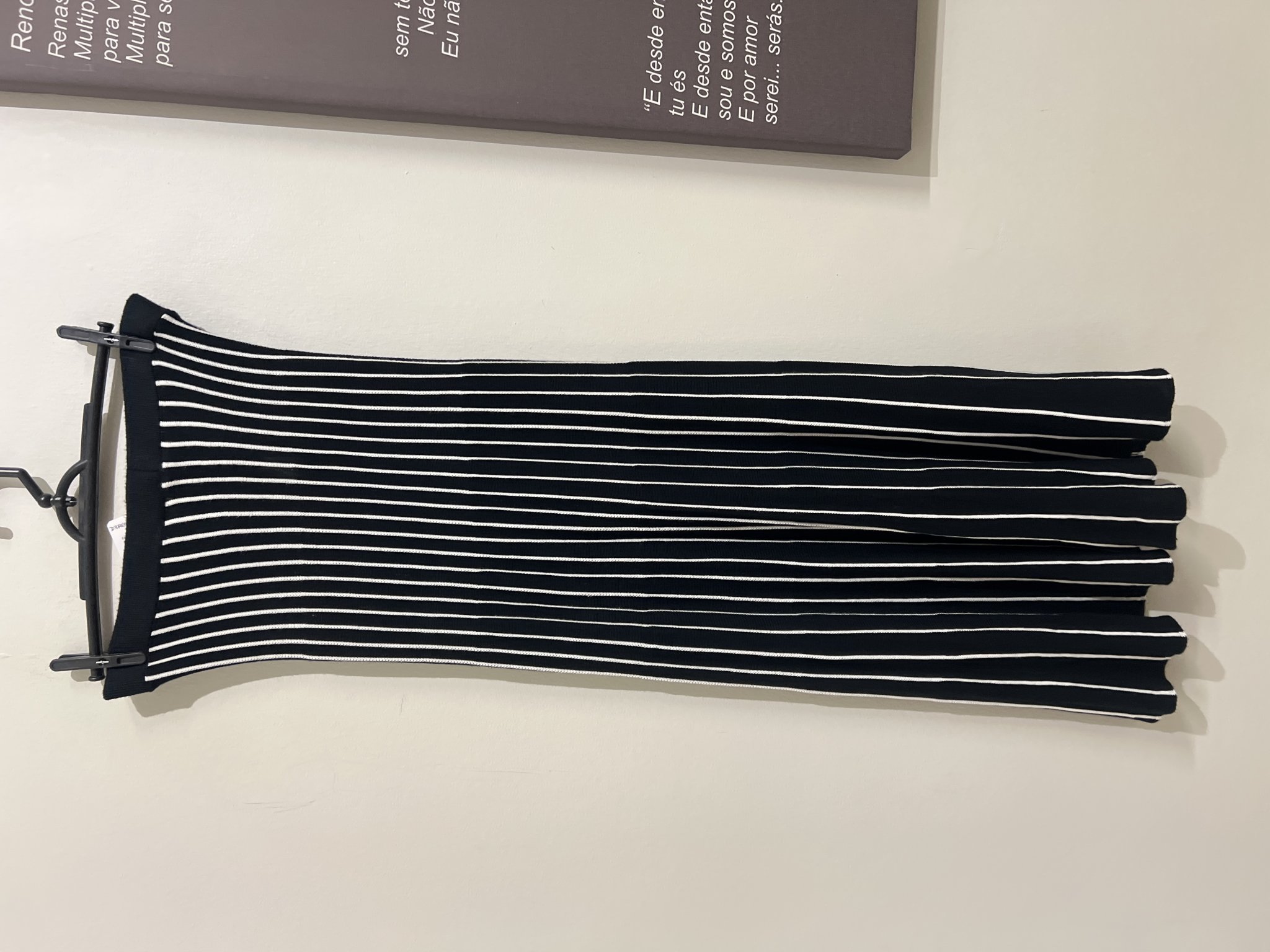 Saia longa listrada P&B de tricot Dzarm - P