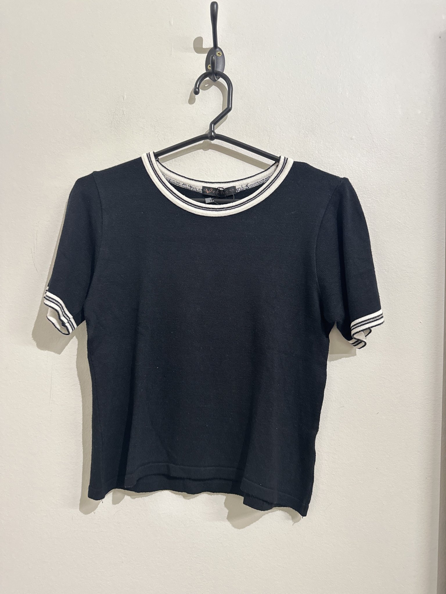 Blusa preta listra P&B nas bordas canelada m/curta Via Tricot - P/M