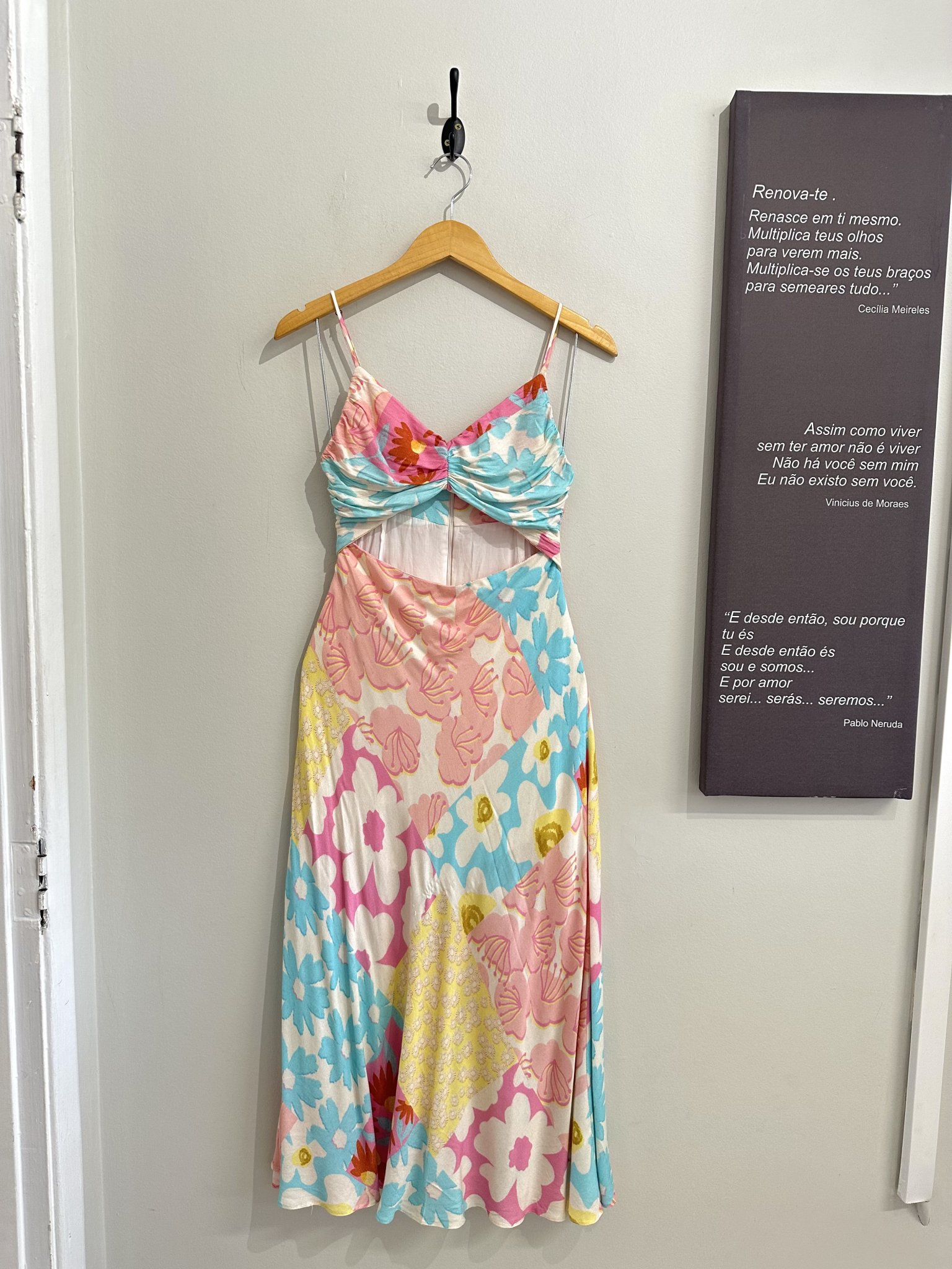 Vestido longo estampa floral fundo branco de alçinha recortes Dress To - P