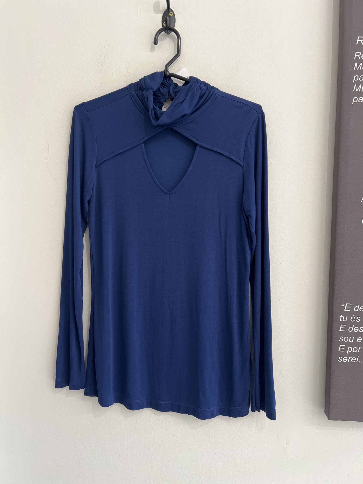Blusa azul m/longa e gola alta e recorte no busto Siberian - M