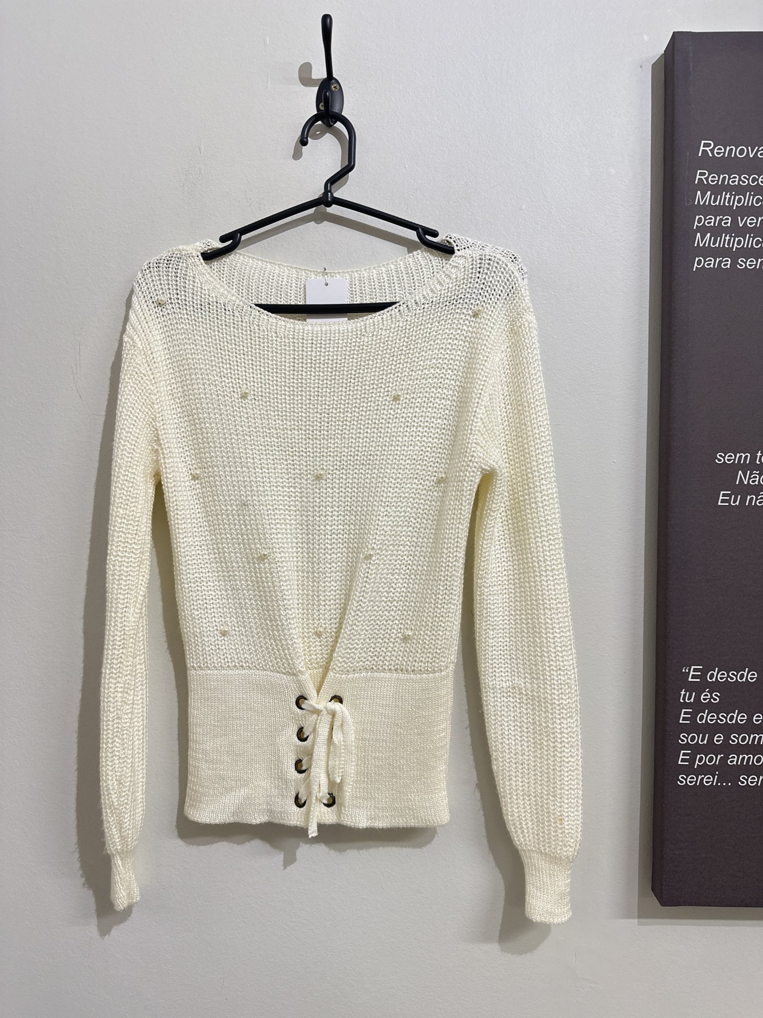 Sueter off white c/aplicações de perolas s/marca - P