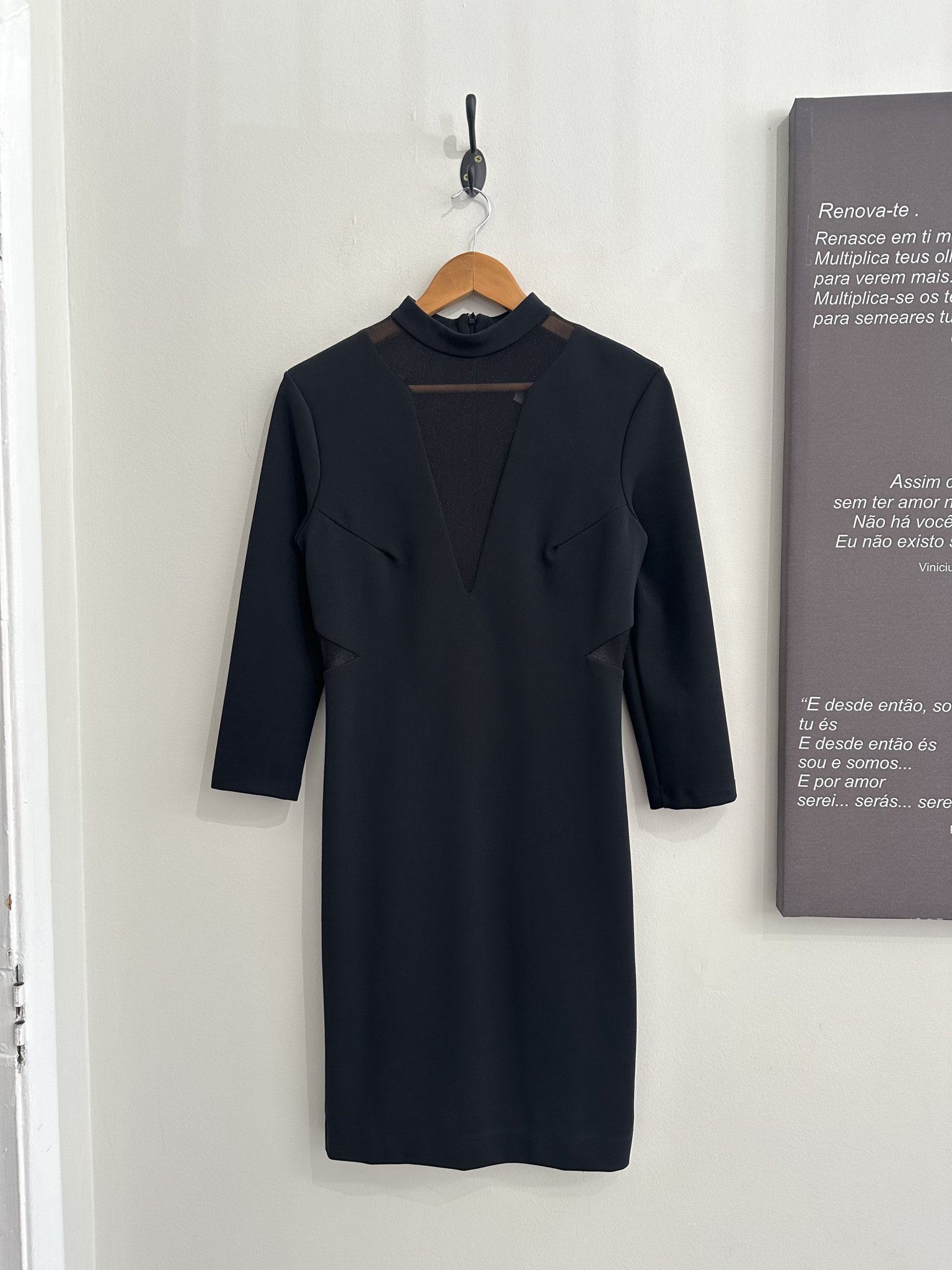 Vestido preto m/longa c/recortes em tule Animale - M