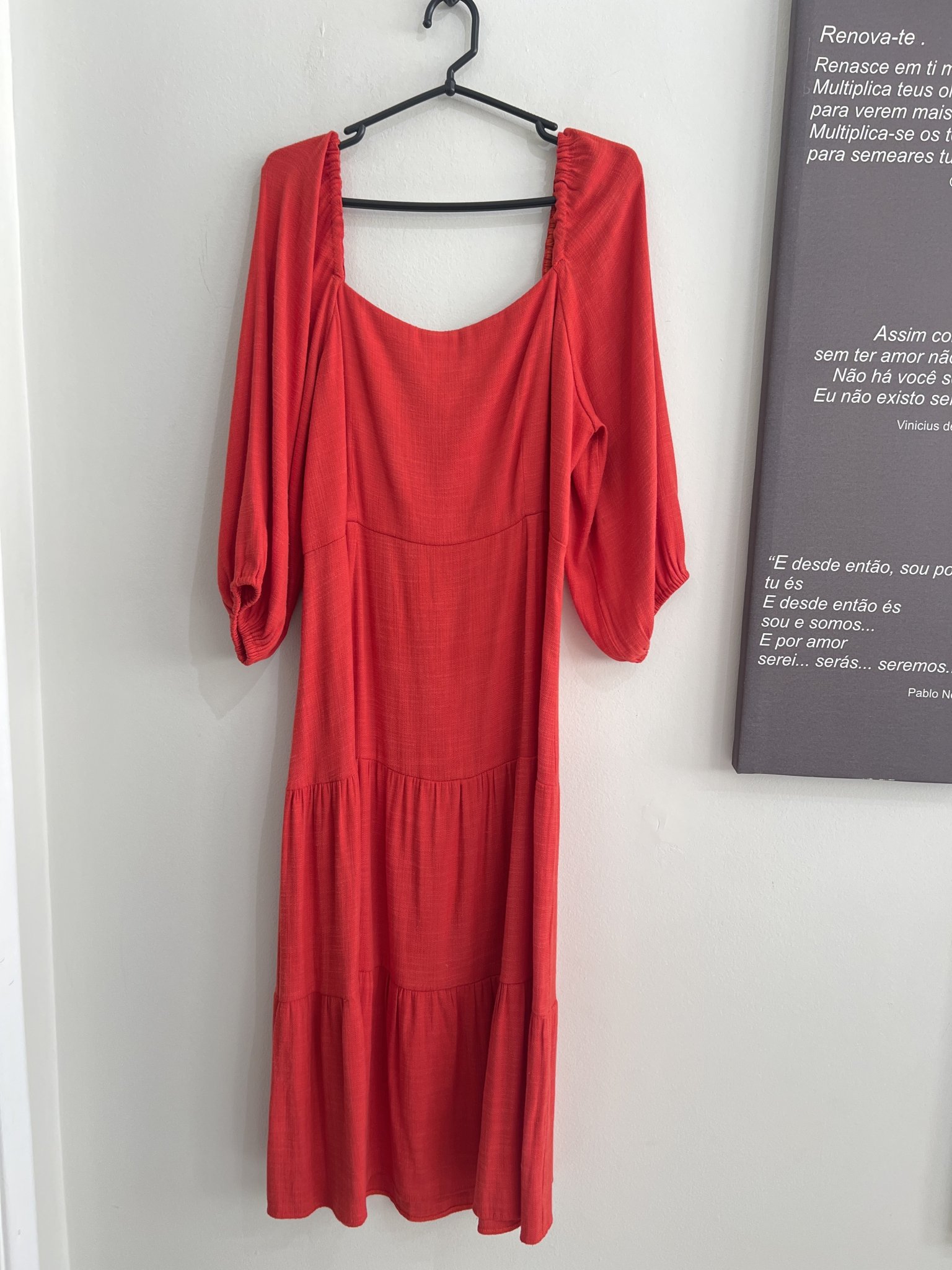 Vestido coral decote princesa e manga 7/8 bufantes - G