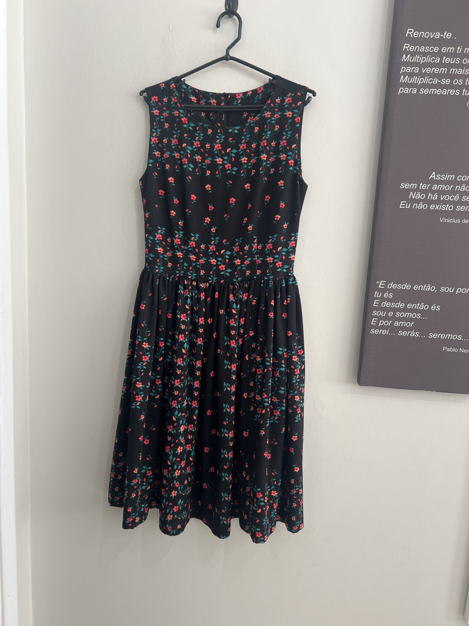 Vestido preto estampa floral vermelha s/manga s/marca - M