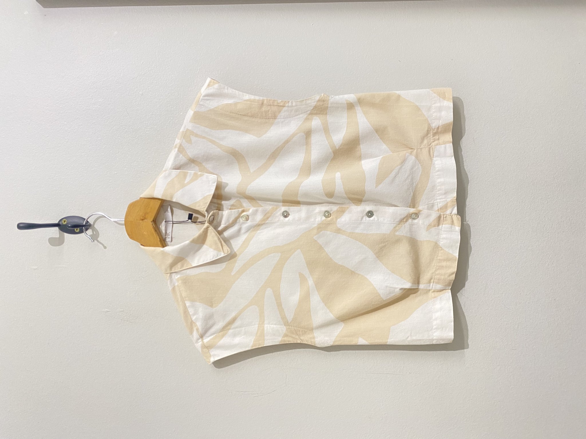 Camisa cropped s/manga off white estampa lins bege AK - PP