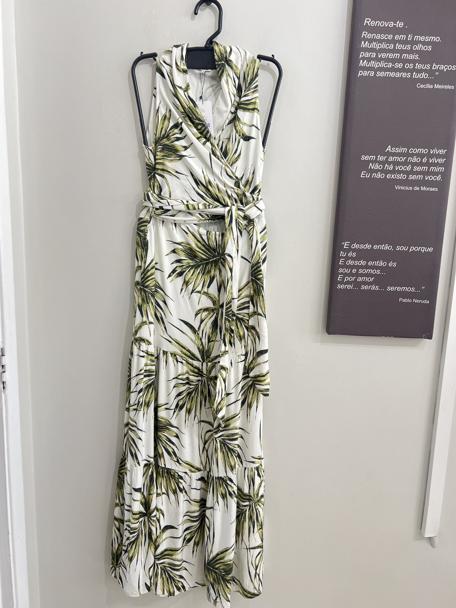 Vestido longo estampa tropical c/decote v e faixa Le Lis Blanc - M