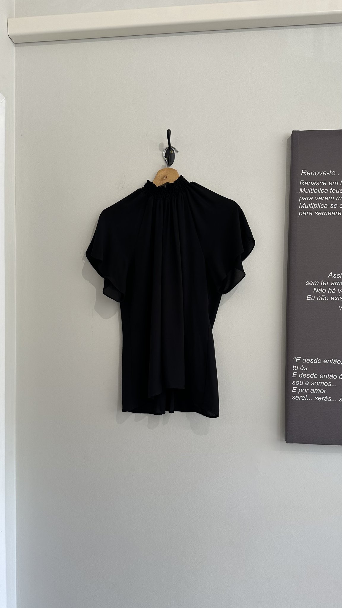 Blusa preta m/curta sino e gola alta Mob - G