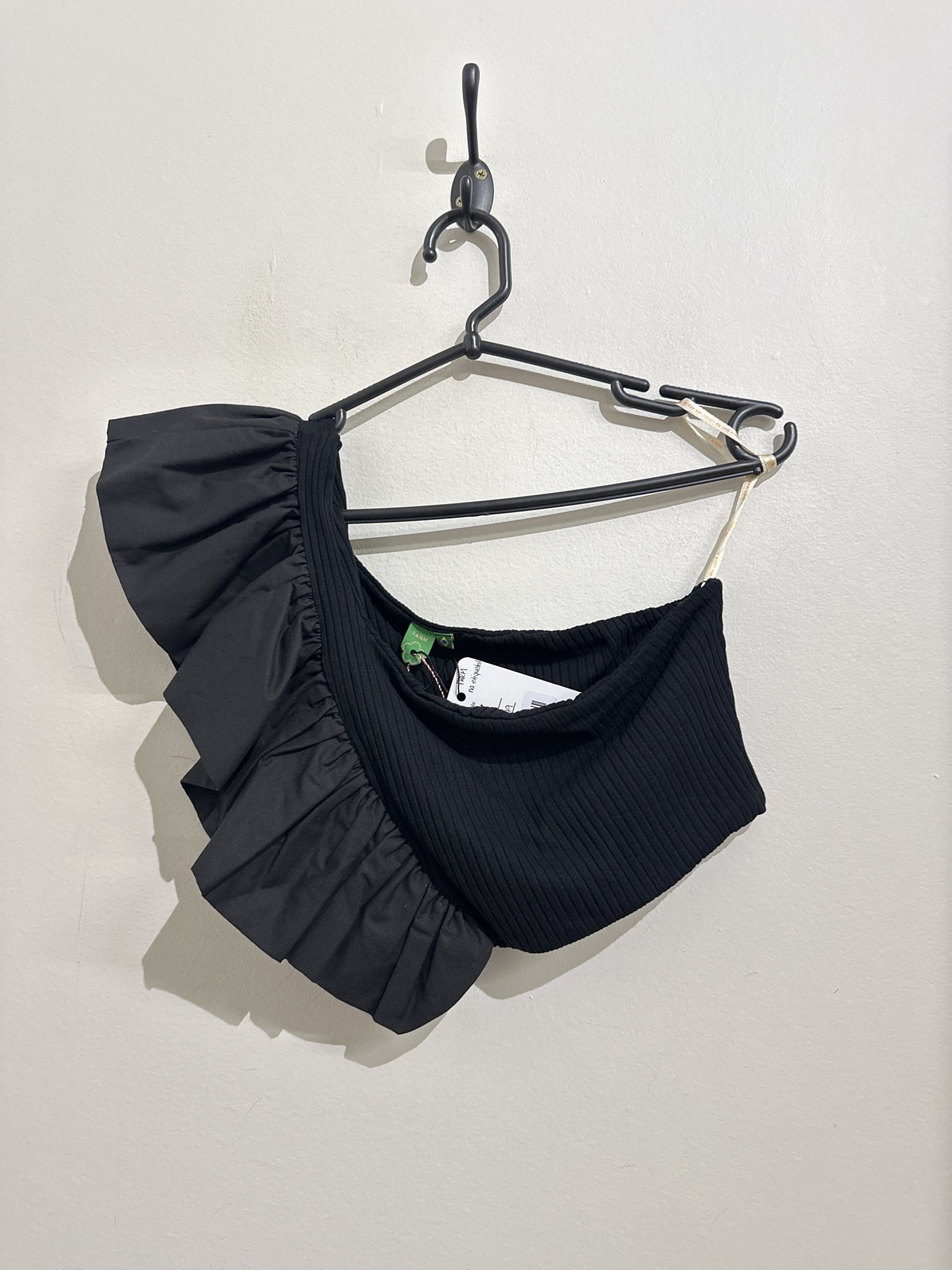 Cropped preto canelada manga nula com babados Farm - M