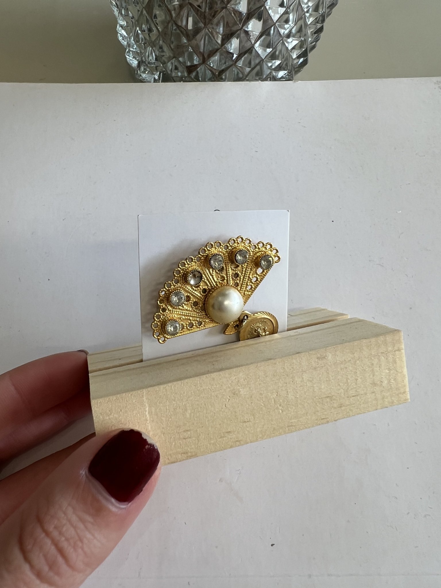 Broche leque dourado *sinais falta pedra