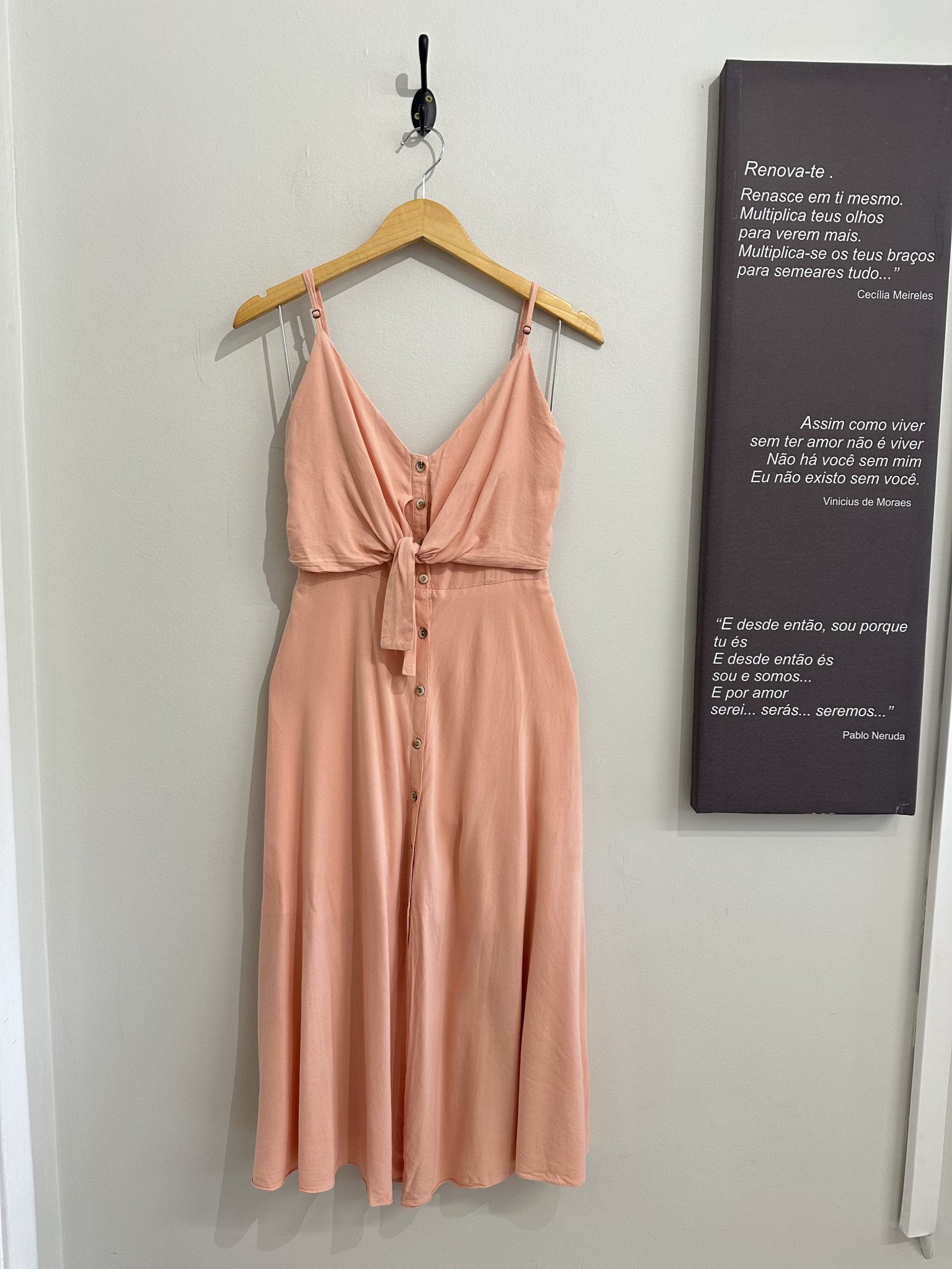 Vestido longo coral de alçinha e fecho em botões frontal Dress To - P