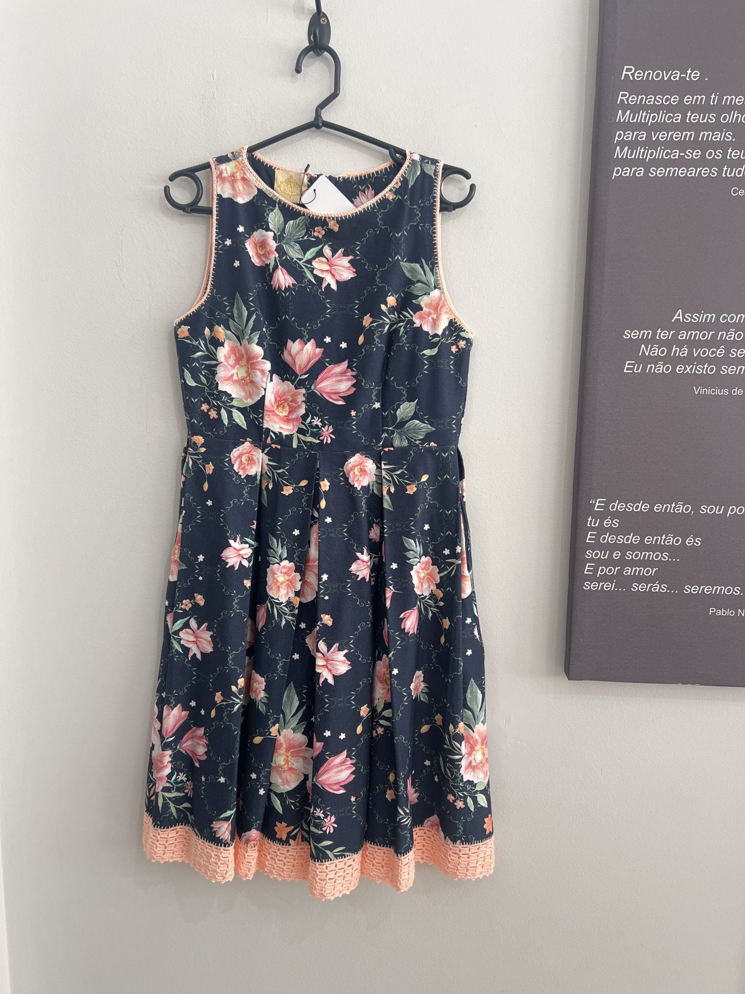 Vestido azul estampa floral rosa s/manga c/bordado em crochê nas barras e c/bolsos So Cute - M