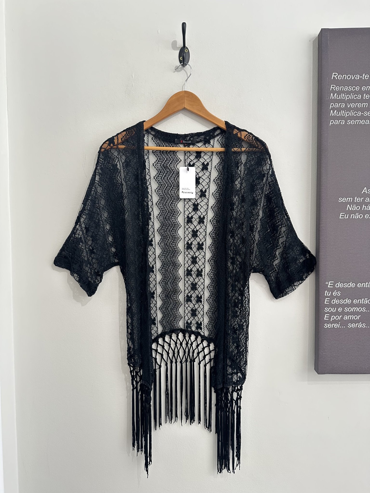 Quimono preto de crochê, renda, tule m/curta e c/franjas na barra Zinzane - P