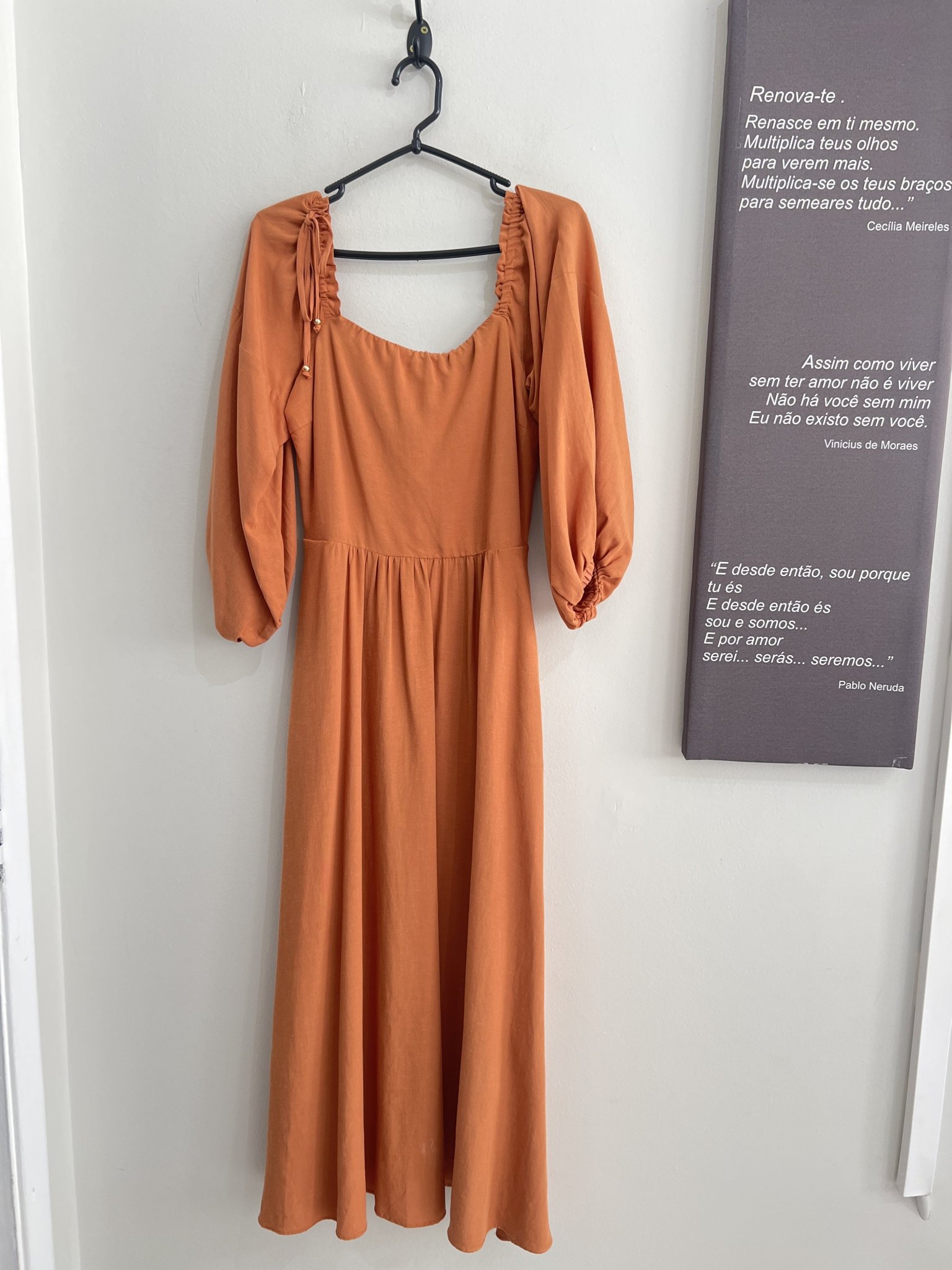 Vestido longo camel decote princesa manga 7/8 Avanzzo - 38